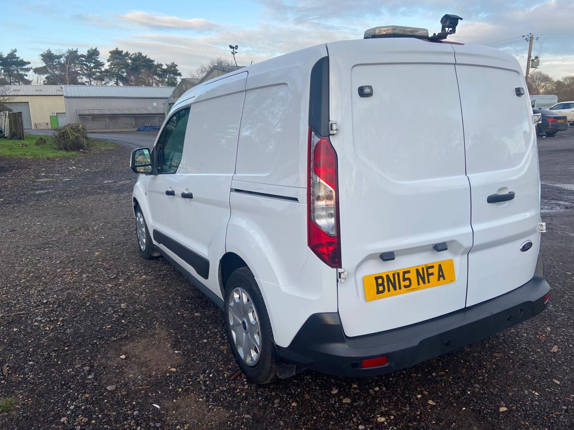 2015/15 REG FORD TRANSIT CONNECT 200 ECONETIC 1.6 DIESEL WHITE PANEL VAN, SHOWING 0 FORMER KEEPERS - Image 5 of 11