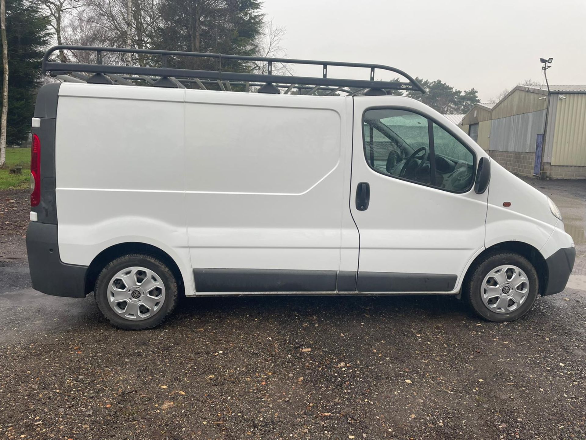 2011/61 REG VAUXHALL VIVARO 2700 CDTI 89 SWB 2.0 DIESEL WHITE PANEL VAN, SHOWING 1 FORMER KEEPER - Image 8 of 15