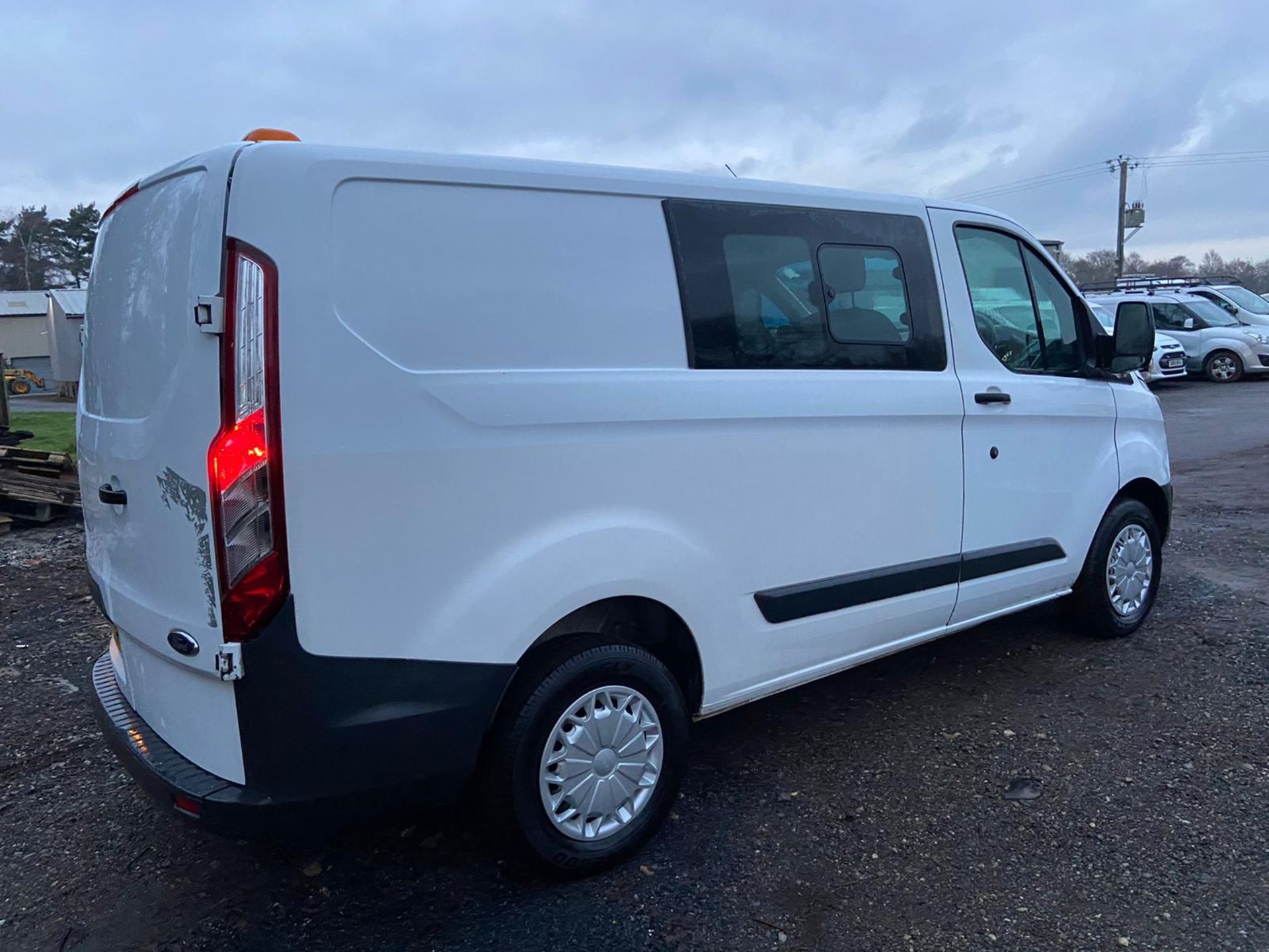 2017/17 REG FORD TRANSIT CUSTOM 290 2.0 DIESEL WHITE CREW VAN, SHOWING 0 FORMER KEEPERS *PLUS VAT* - Image 7 of 12