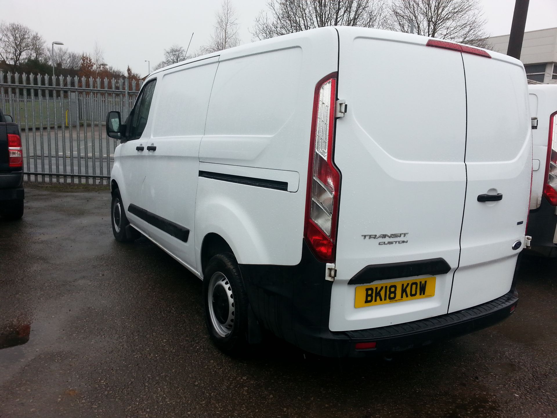 2018/18 REG FORD TRANSIT CUSTOM 300 BASE 2.0 DIESEL WHITE PANEL VAN, SHOWING 0 FORMER KEEPERS - Image 3 of 9