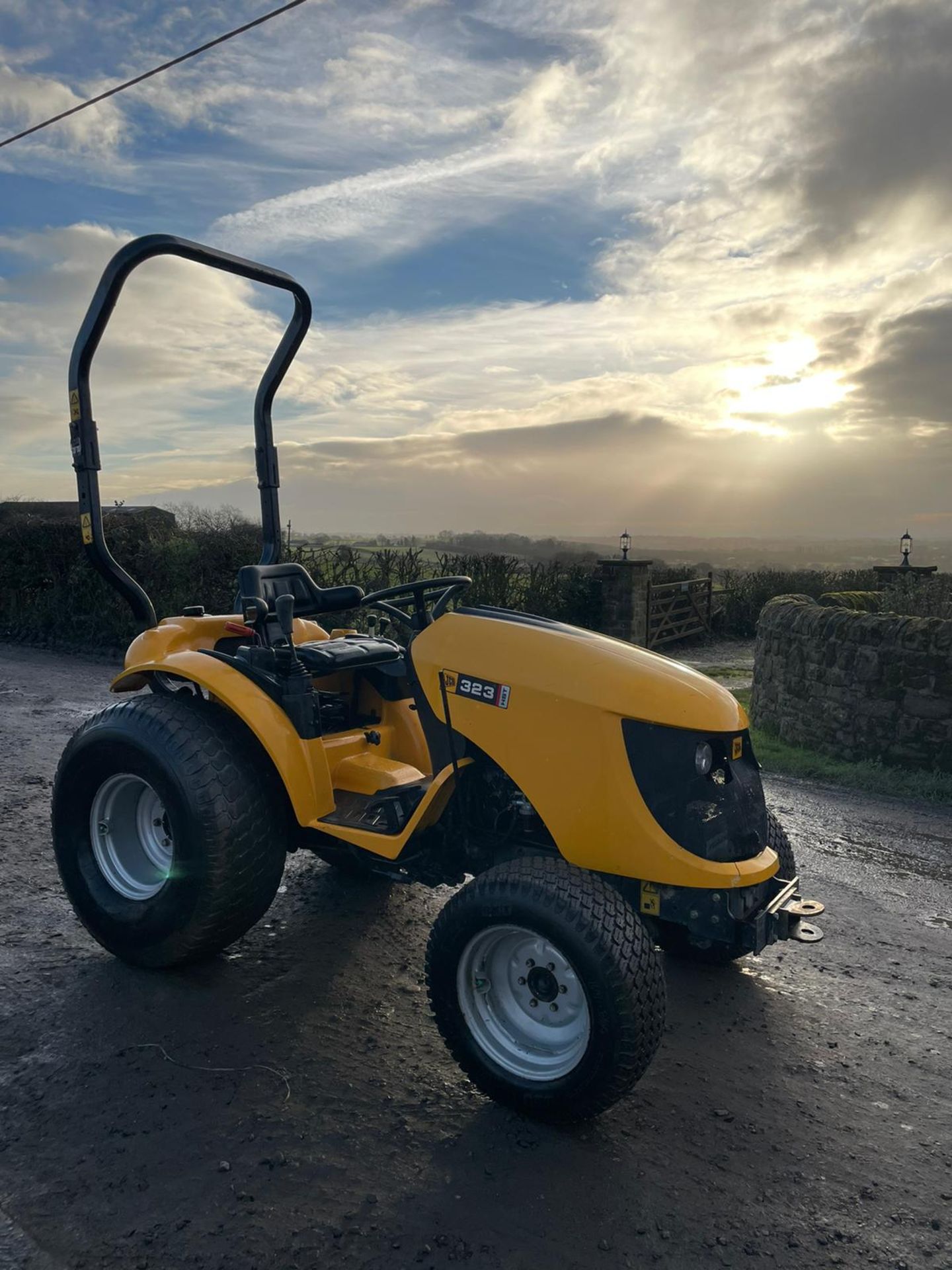 JCB 323 COMPACT TRACTOR, RUNS, WORKS, IN GOOD CONDITION, 4WD, GRASS TYRES, 3 POINT LINKAGE, DRAW BAR