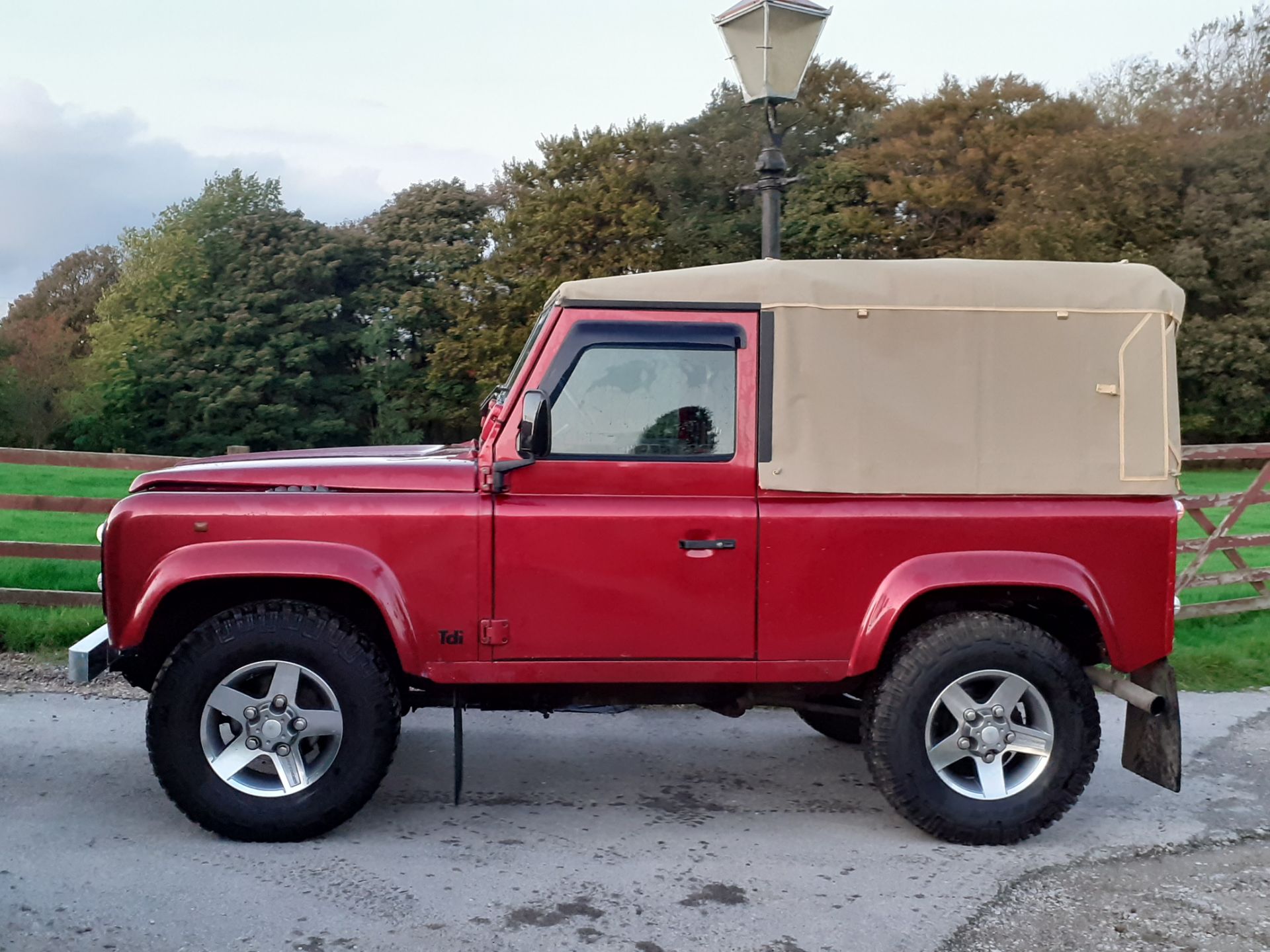 1998/R REG LAND ROVER DEFENDER 90 CSW TDI 95 RED CONVERTIBLE 6 SEATER, SHOWING 2 FORMER KEEPERS - Image 5 of 9