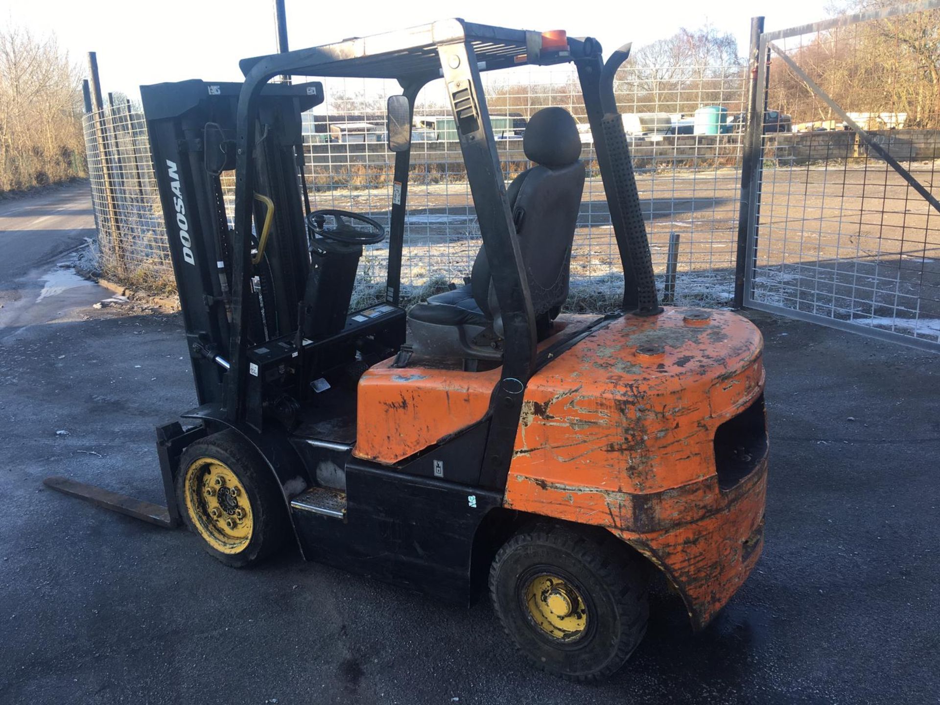 DAEWOO DOOSAN 3 TONNE DIESEL FORKLIFT, 3 STAGE MAST, SIDE SHIFT, GOOD BRAKES, HANDBRAKE *NO VAT* - Image 3 of 15