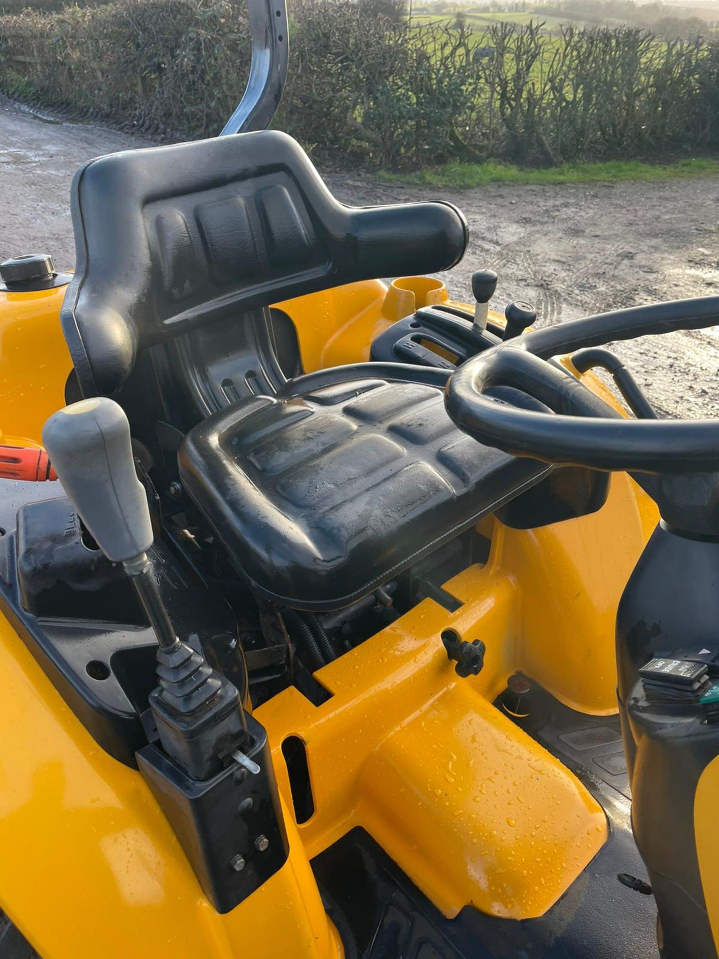 JCB 323 COMPACT TRACTOR, RUNS, WORKS, IN GOOD CONDITION, 4WD, GRASS TYRES, 3 POINT LINKAGE, DRAW BAR - Image 5 of 9