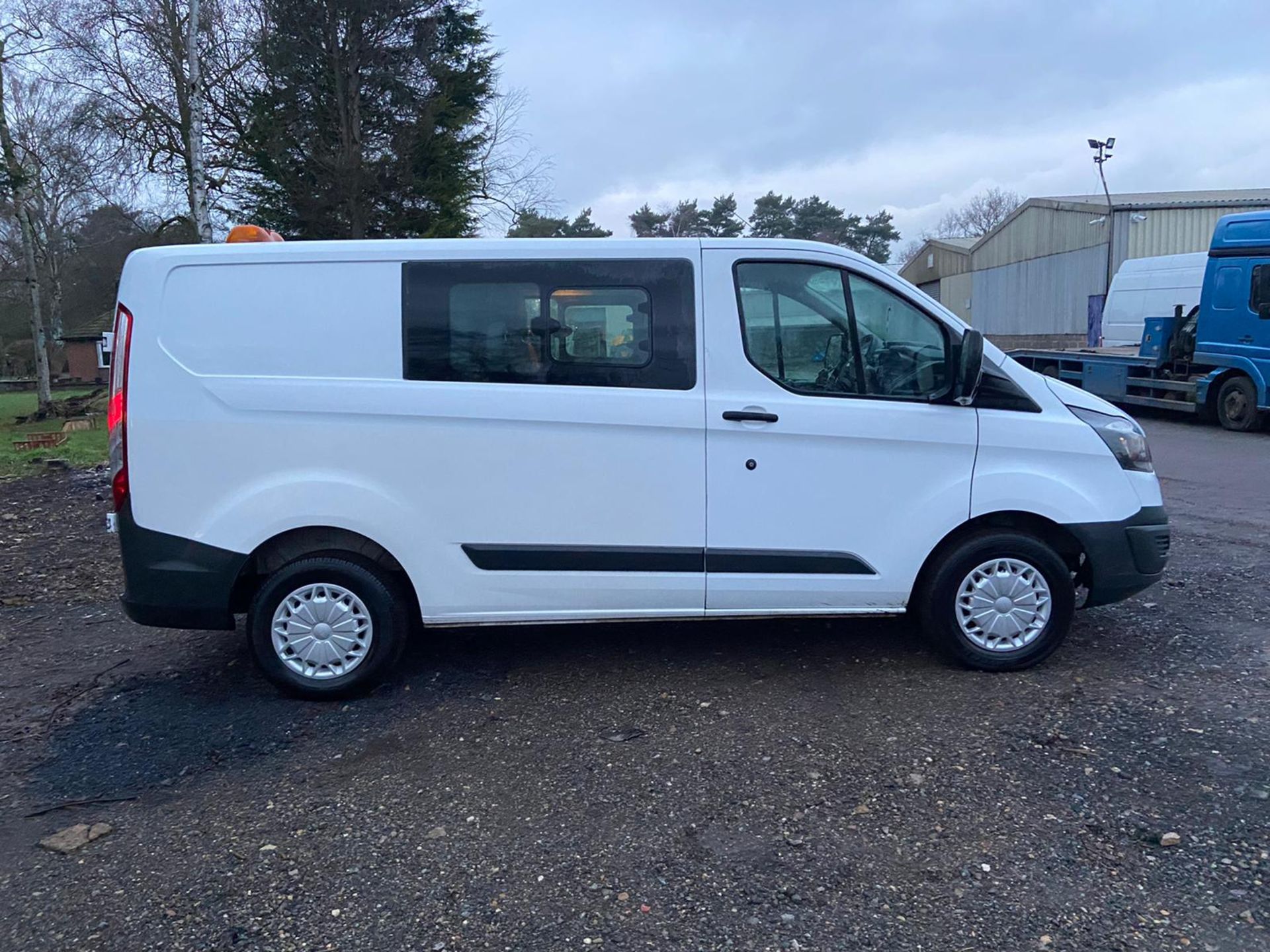 2017/17 REG FORD TRANSIT CUSTOM 290 2.0 DIESEL WHITE CREW VAN, SHOWING 0 FORMER KEEPERS *PLUS VAT* - Image 8 of 12