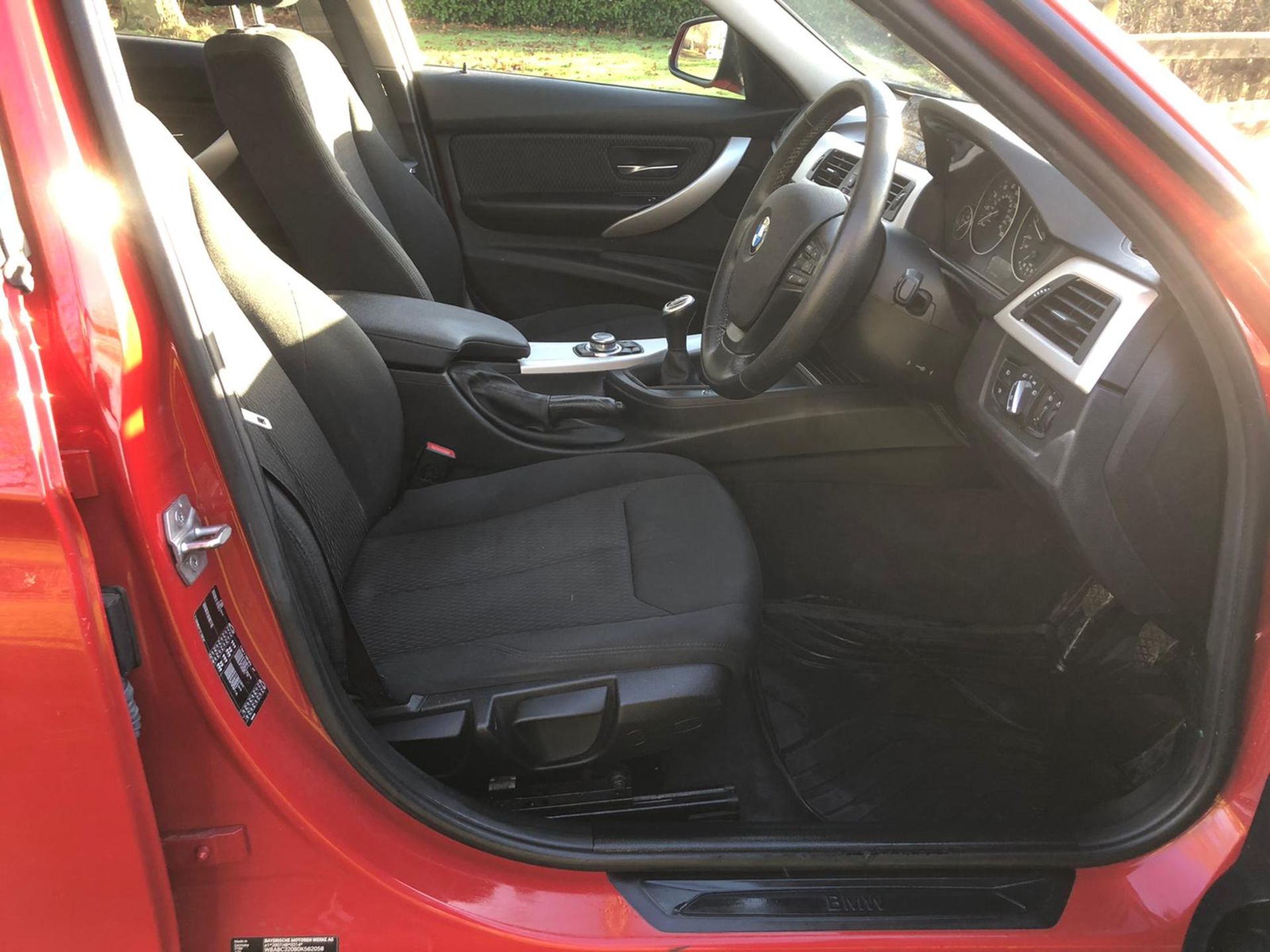 2015/65 REG BMW 318D SE 2.0 DIESEL RED 4 DOOR SALOON, SHOWING 0 FORMER KEEPERS *NO VAT* - Image 11 of 15