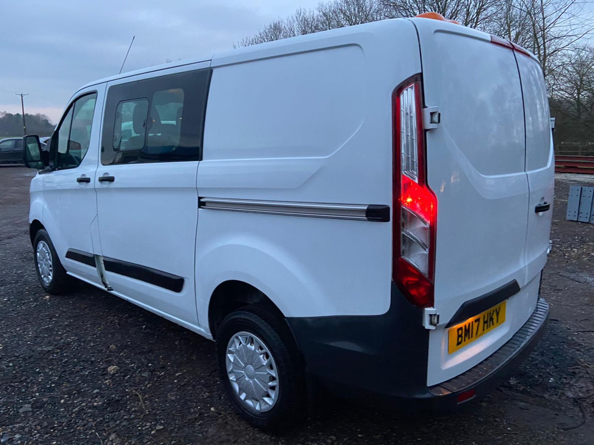 2017/17 REG FORD TRANSIT CUSTOM 290 2.0 DIESEL WHITE CREW VAN, SHOWING 0 FORMER KEEPERS *PLUS VAT* - Image 5 of 12