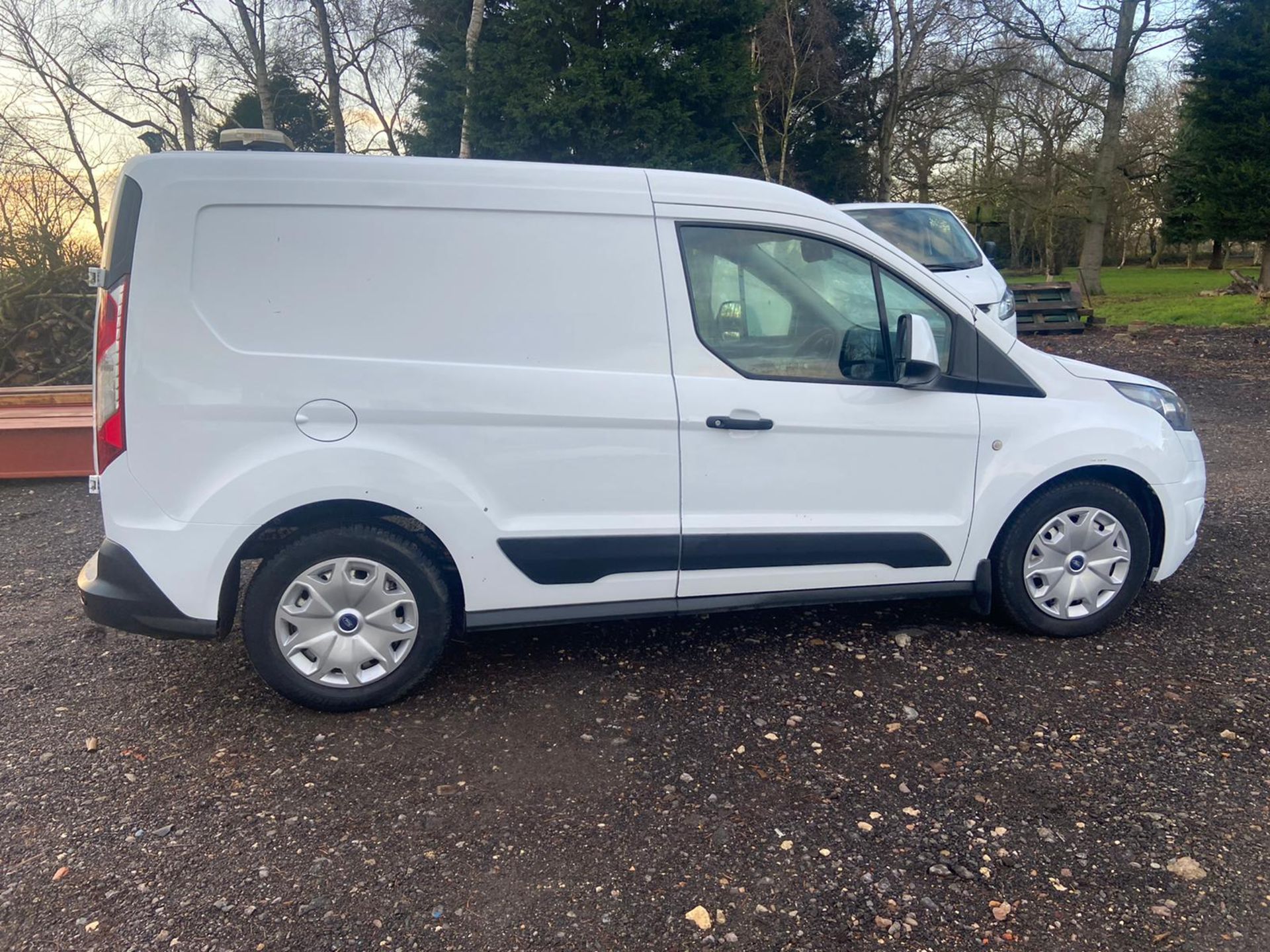 2015/15 REG FORD TRANSIT CONNECT 200 ECONETIC 1.6 DIESEL WHITE PANEL VAN, SHOWING 0 FORMER KEEPERS - Image 8 of 11