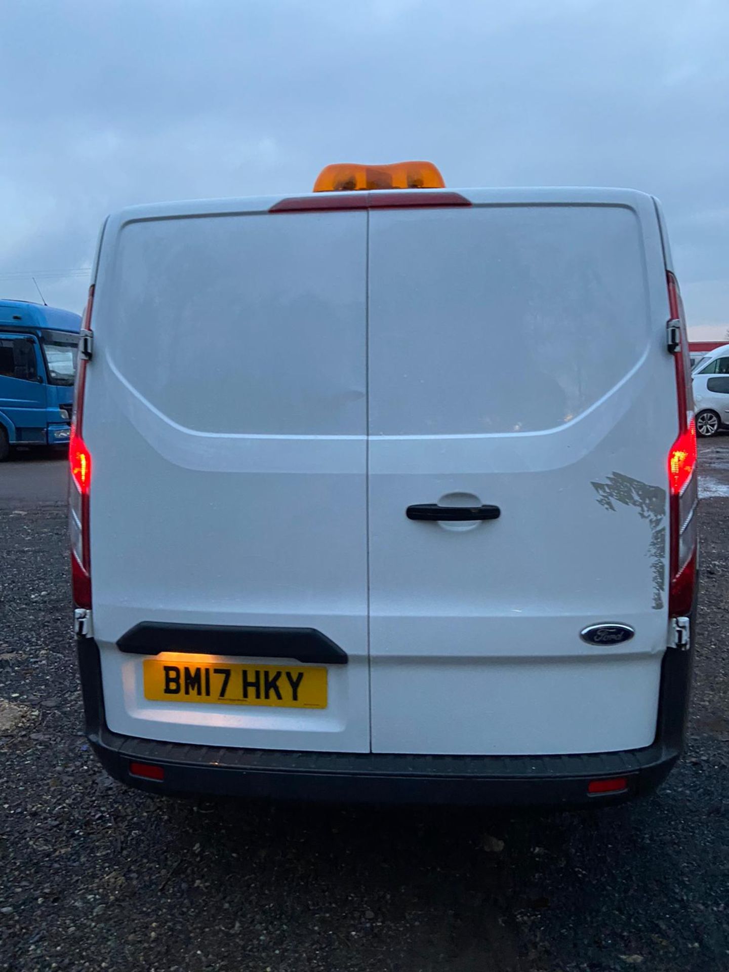 2017/17 REG FORD TRANSIT CUSTOM 290 2.0 DIESEL WHITE CREW VAN, SHOWING 0 FORMER KEEPERS *PLUS VAT* - Image 6 of 12