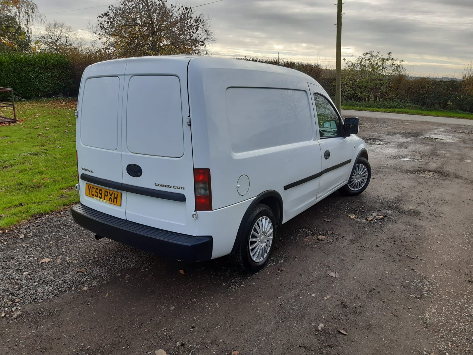 2009/59 REG VAUXHALL COMBO 1700 CDTI 1.25 DIESEL WHITE VAN, SHOWING 5 FORMER KEEPERS *NO VAT* - Image 6 of 9