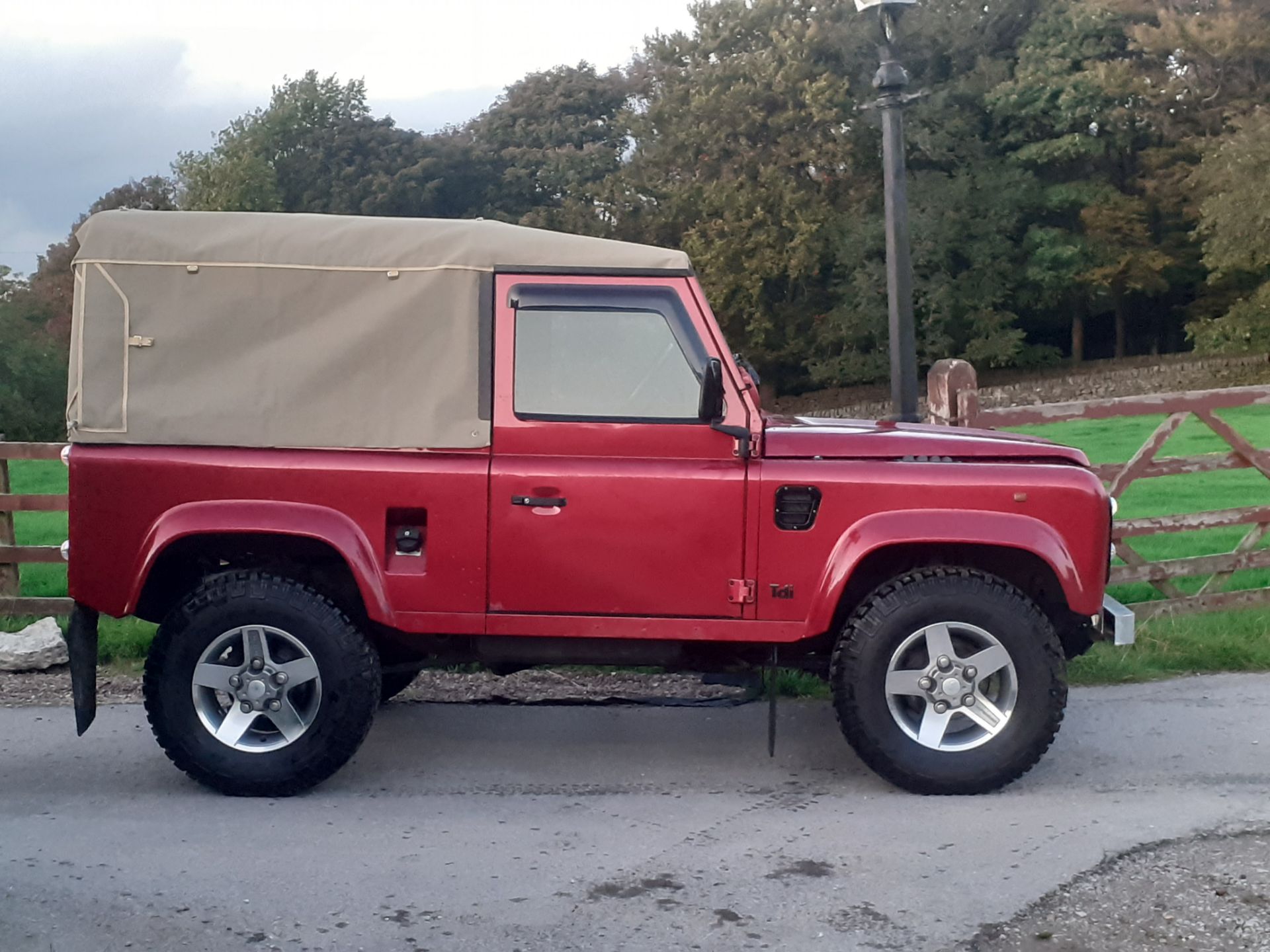 1998/R REG LAND ROVER DEFENDER 90 CSW TDI 95 RED CONVERTIBLE 6 SEATER, SHOWING 2 FORMER KEEPERS - Image 2 of 9