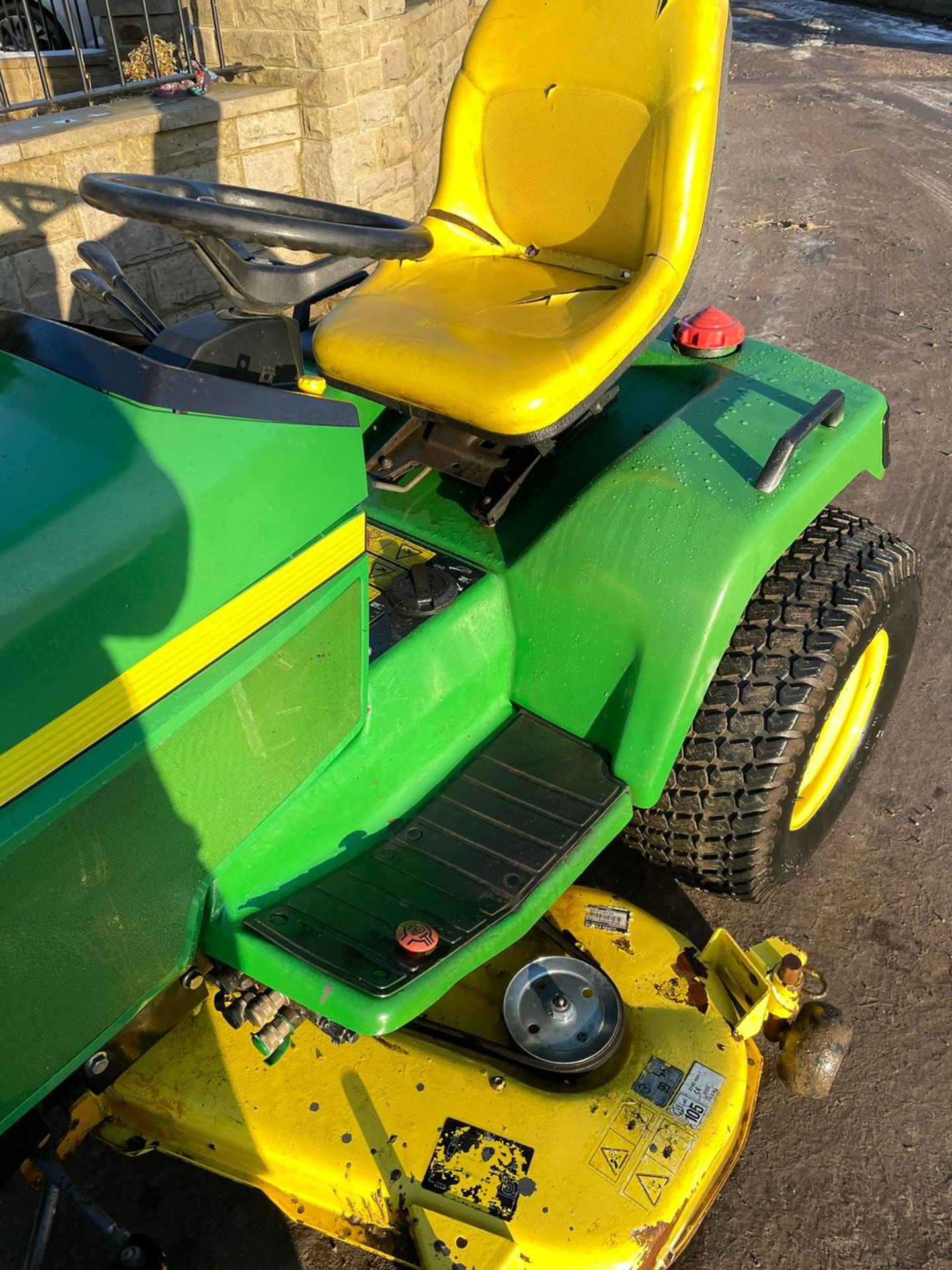 JOHN DEERE 455 RIDE ON LAWN MOWER, RUNS, WORKS, CUTS, YANMAR 22HP LIQUID COOLED ENGINE *NO VAT* - Image 4 of 5