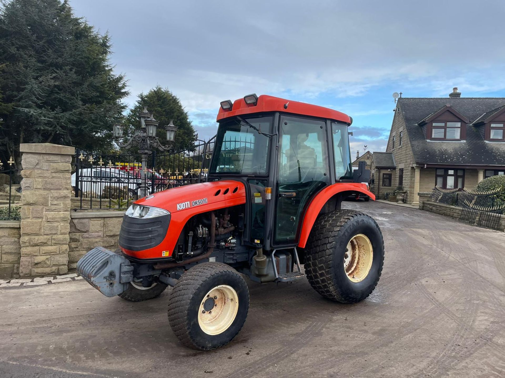 KIOTI DK501C COMPACT TRACTOR, RUNS, DRIVES, CLEAN MACHINE, FULLY GLASS CAB, FRONT WEIGHTS *PLUS VAT*