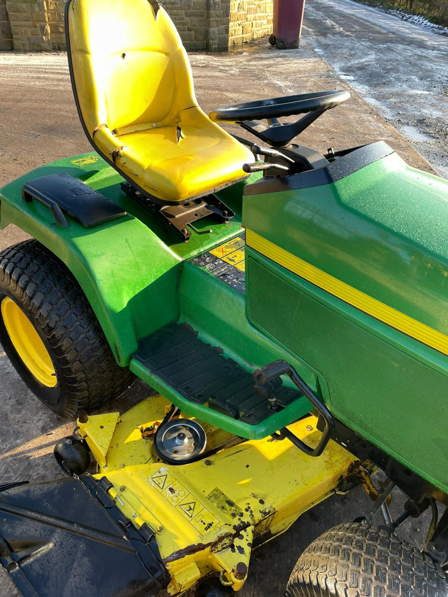 JOHN DEERE 455 RIDE ON LAWN MOWER, RUNS, WORKS, CUTS, YANMAR 22HP LIQUID COOLED ENGINE *NO VAT* - Image 5 of 5