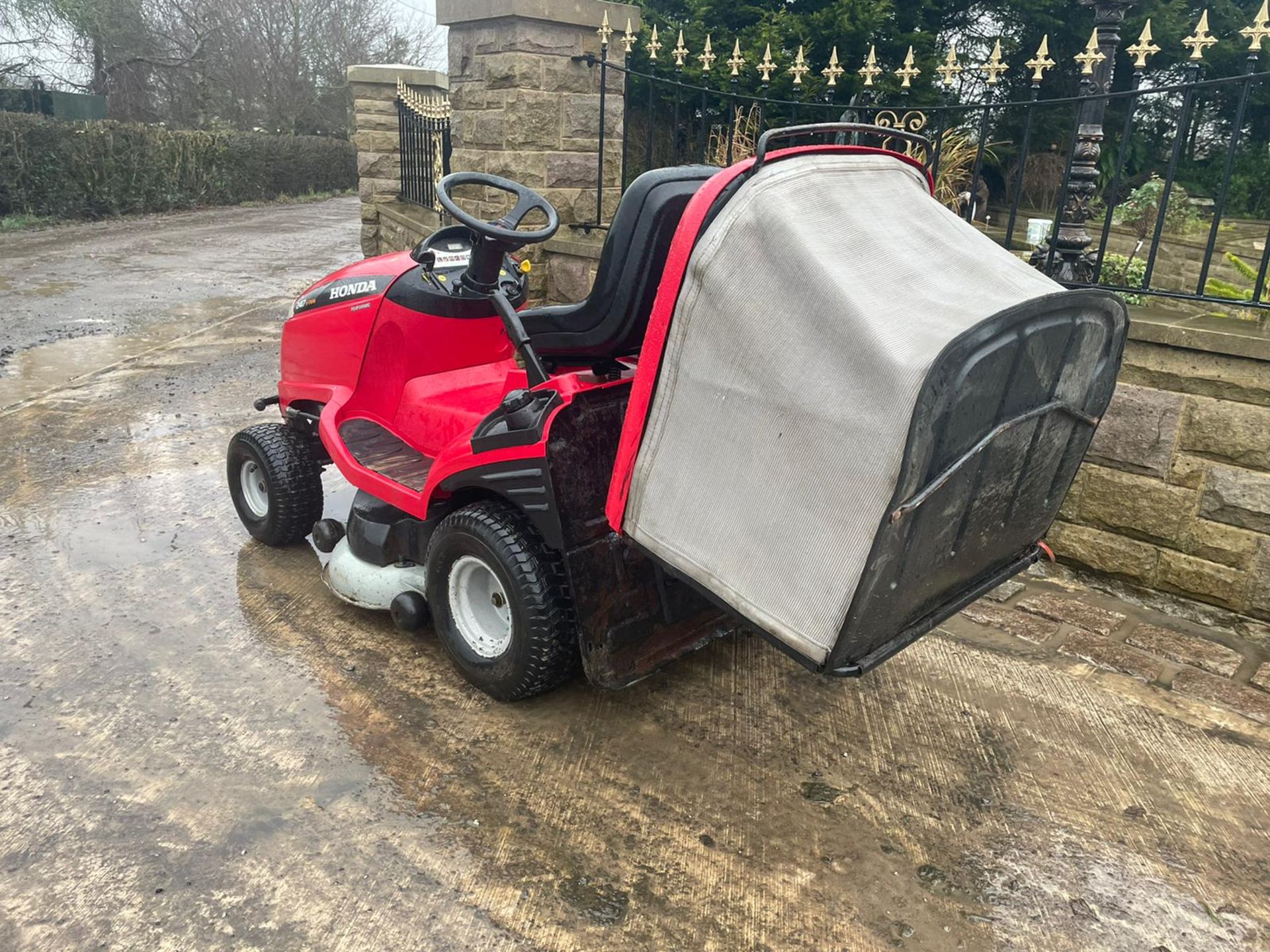 HONDA 2417 V TWIN RIDE ON MOWER, RUNS, DRIVES AND CUTS, CLEAN MACHINE, ELECTRIC COLLECTOR *NO VAT* - Image 2 of 5