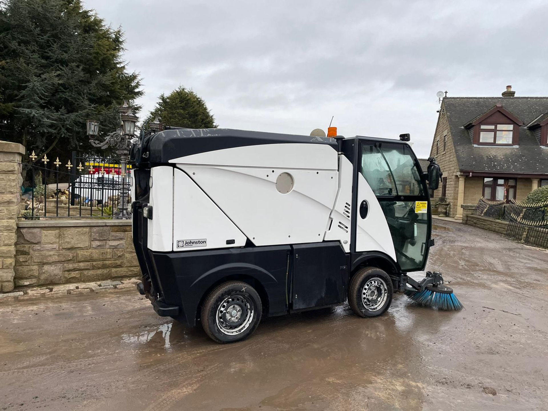 2013/62 REG JOHNSTON SWEEPER / STREET CLEANSING MACHINE, RUNS, DRIVES AND SWEEPS *PLUS VAT* - Image 4 of 11