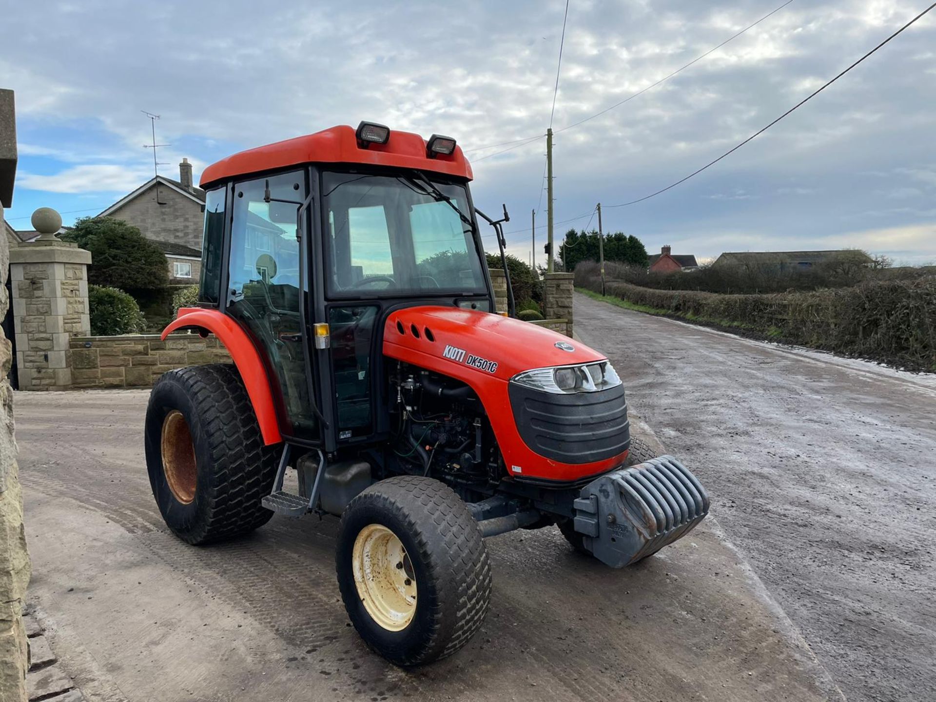 KIOTI DK501C COMPACT TRACTOR, RUNS, DRIVES, CLEAN MACHINE, FULLY GLASS CAB, FRONT WEIGHTS *PLUS VAT* - Image 2 of 9