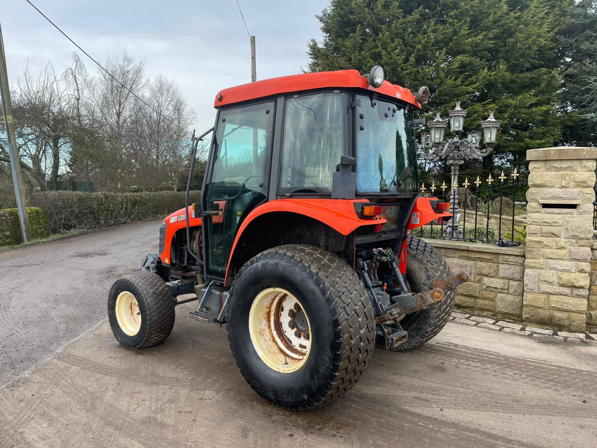 KIOTI DK501C COMPACT TRACTOR, RUNS, DRIVES, CLEAN MACHINE, FULLY GLASS CAB, FRONT WEIGHTS *PLUS VAT* - Image 4 of 9