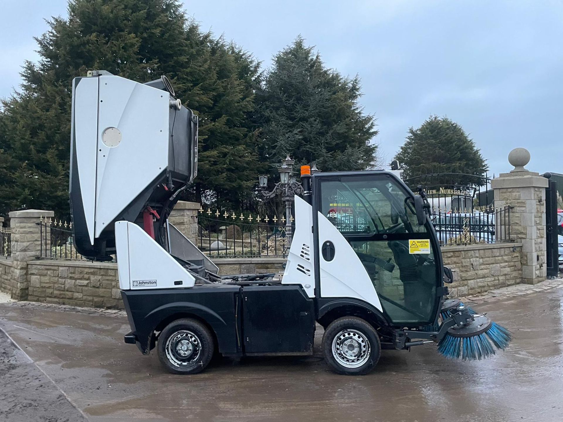 2013/62 REG JOHNSTON SWEEPER / STREET CLEANSING MACHINE, RUNS, DRIVES AND SWEEPS *PLUS VAT* - Image 2 of 11