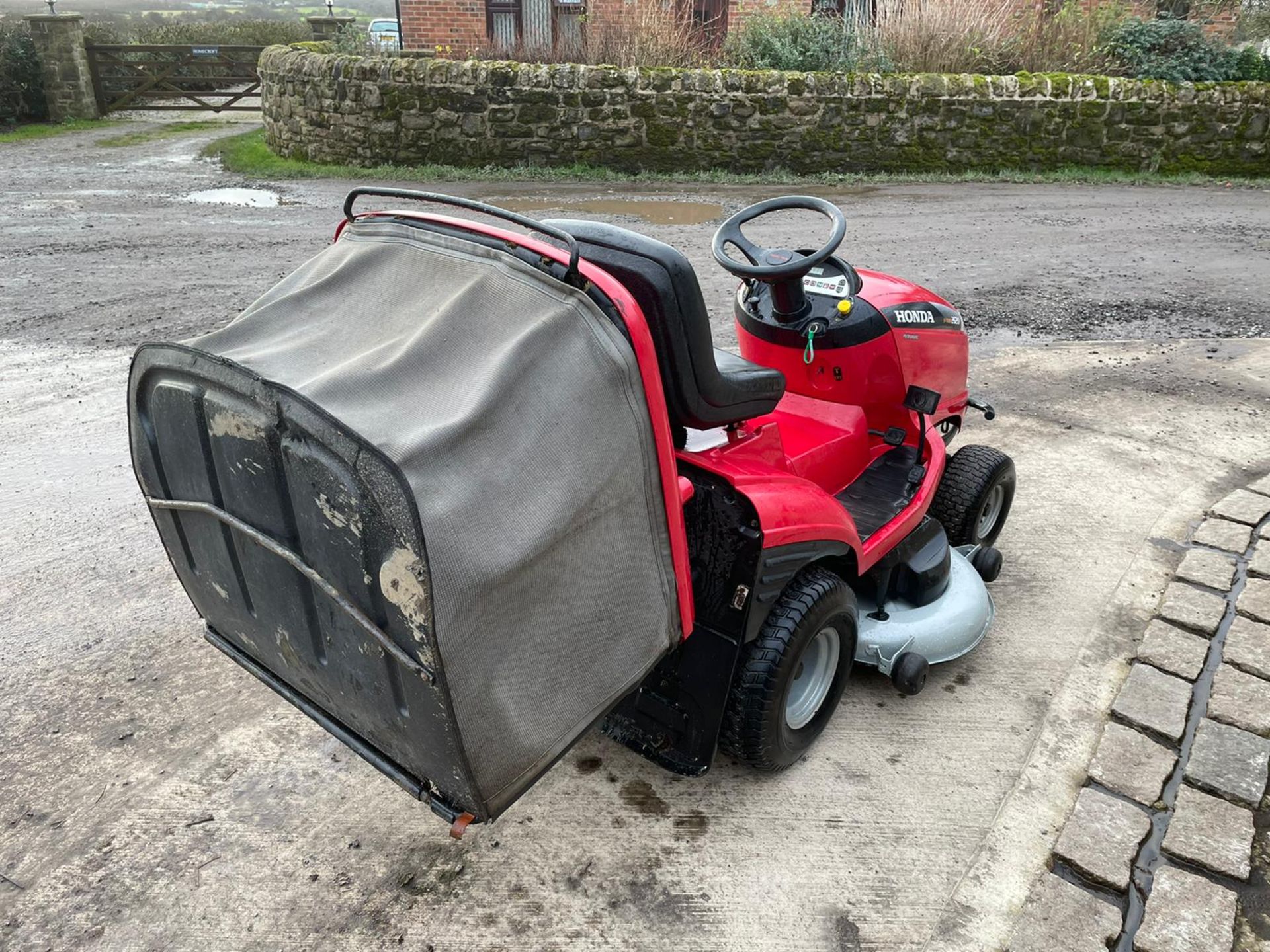 HONDA 2620 V TWIN RIDE ON MOWER, RUNS, DRIVES AND CUTS, CLEAN MACHINE, ELECTRIC COLLECTOR *NO VAT* - Image 6 of 7