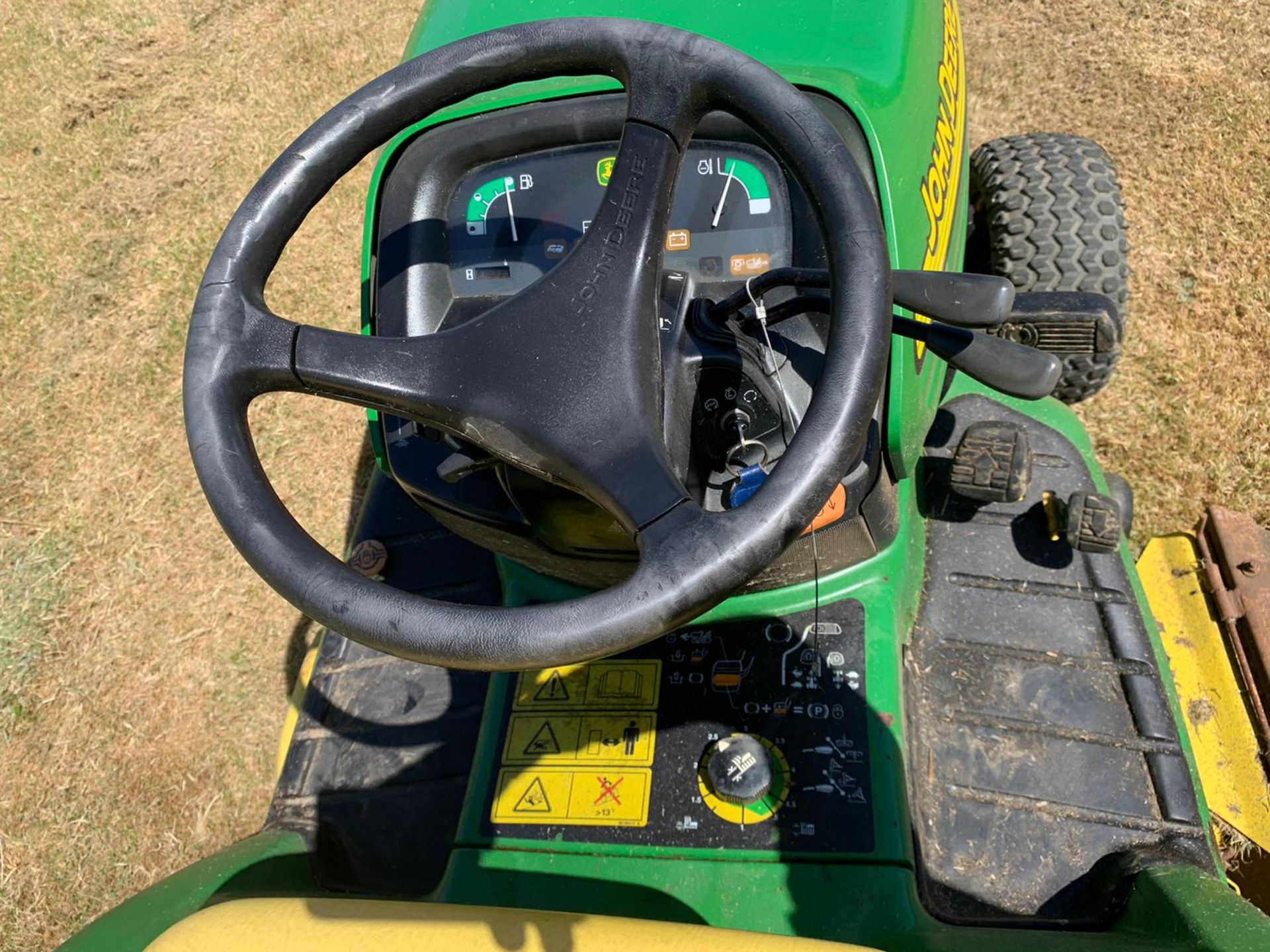 JOHN DEERE X595 RIDE ON LAWN MOWER, RUNS, DRIVES AND CUTS, 2080 HOURS, FRONT WEIGHTS *PLUS VAT* - Image 6 of 16