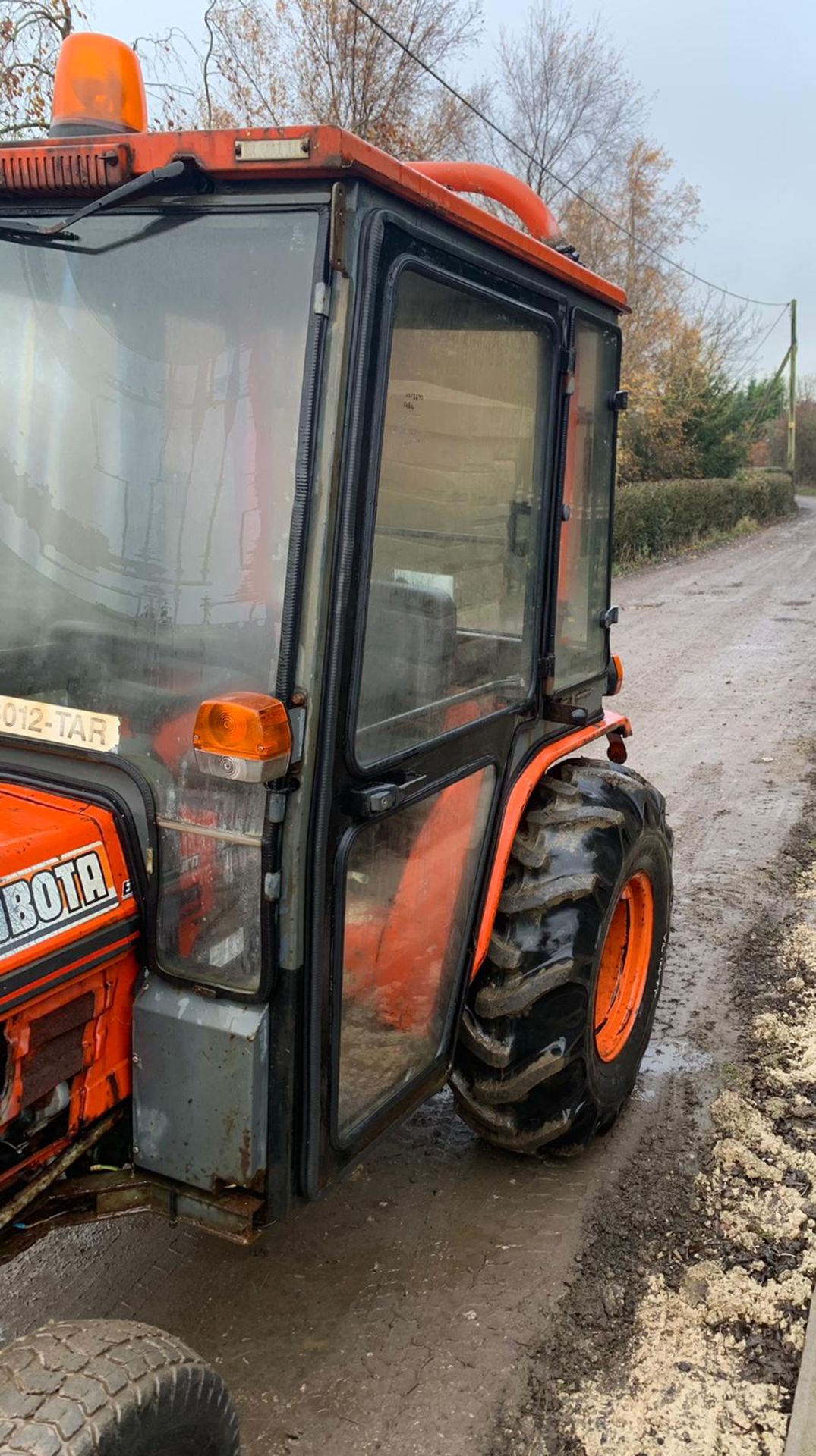 KUBOTA B2150 COMPACT TRACTOR, RUNS AND DRIVES, FULLY GLASS CAB, 275 HOURS *PLUS VAT* - Image 3 of 5