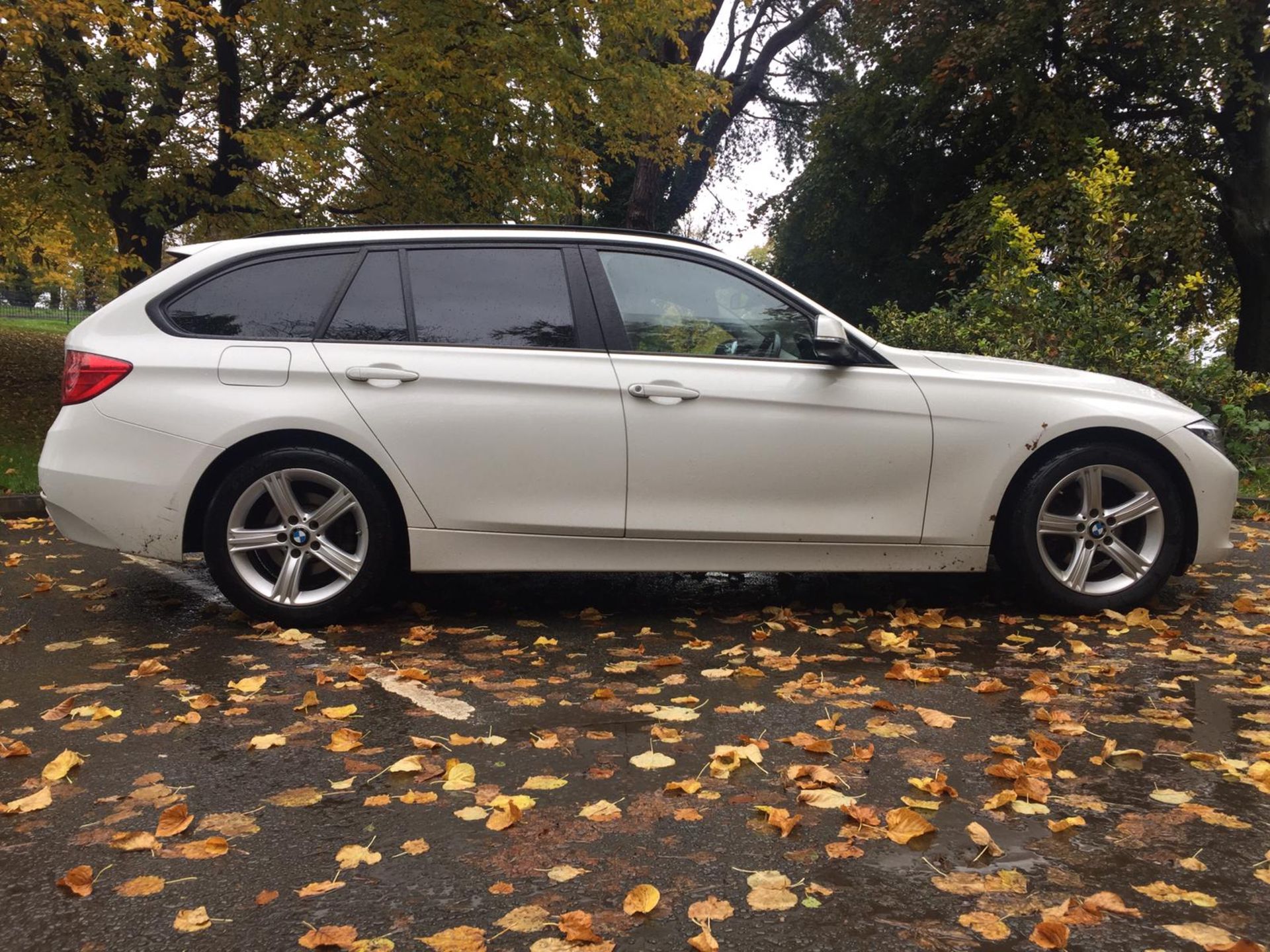 2015/64 REG BMW 316D SE AUTOMATIC 2.0 DIESEL WHITE ESTATE, SHOWING 1 FORMER KEEPER *NO VAT* - Image 7 of 9