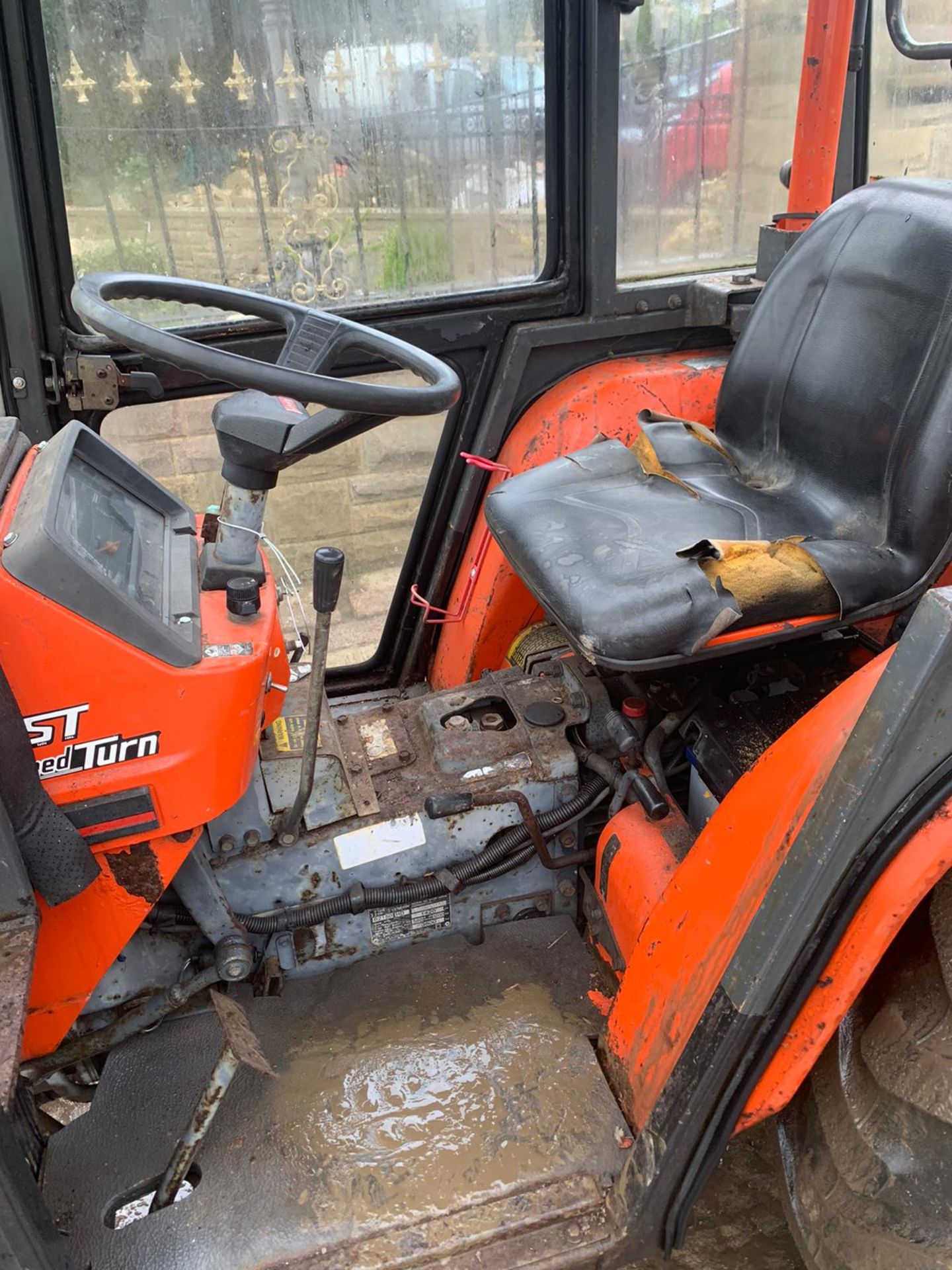 KUBOTA B2150 COMPACT TRACTOR, RUNS AND DRIVES, FULLY GLASS CAB, 2355 HOURS *PLUS VAT* - Image 5 of 5