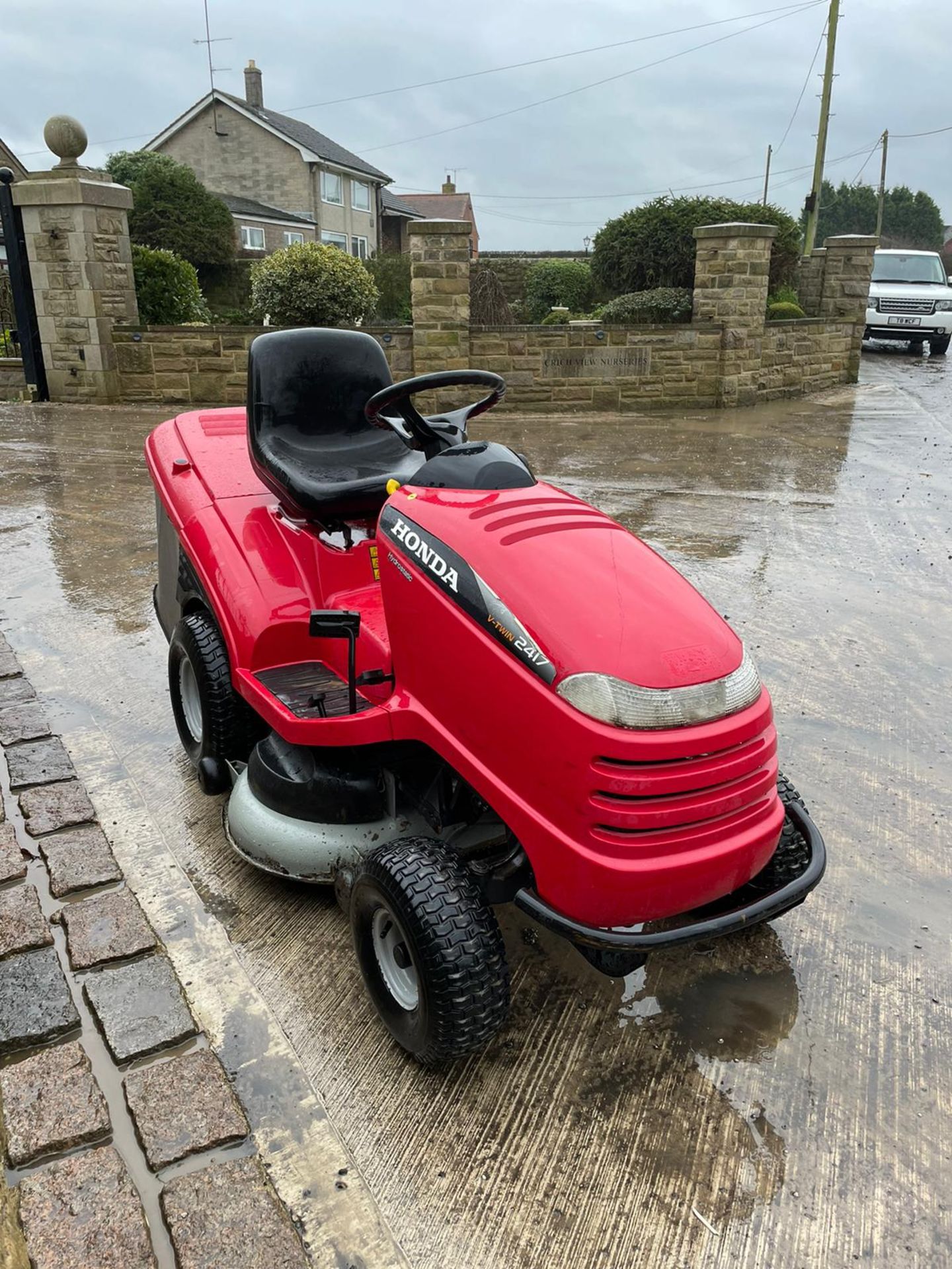 HONDA 2417 V TWIN RIDE ON MOWER, RUNS, DRIVES AND CUTS, ELECTRIC COLLECTOR, CLEAN MACHINE *NO VAT* - Image 3 of 5