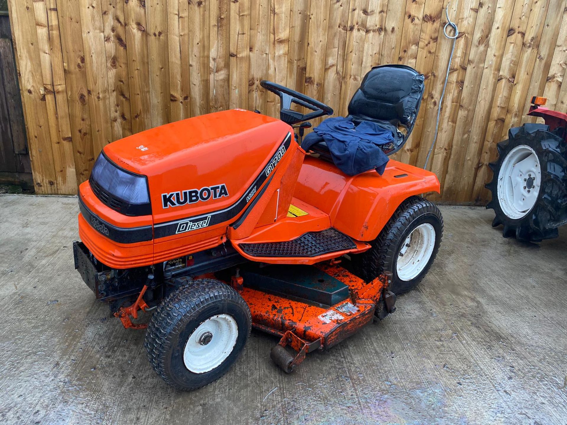 2009 KUBOTA G2160 DIESEL RIDE ON MOWER, IN EXCELLENT CONDITION, 1 OWNER FROM NEW *PLUS VAT* - Image 4 of 8