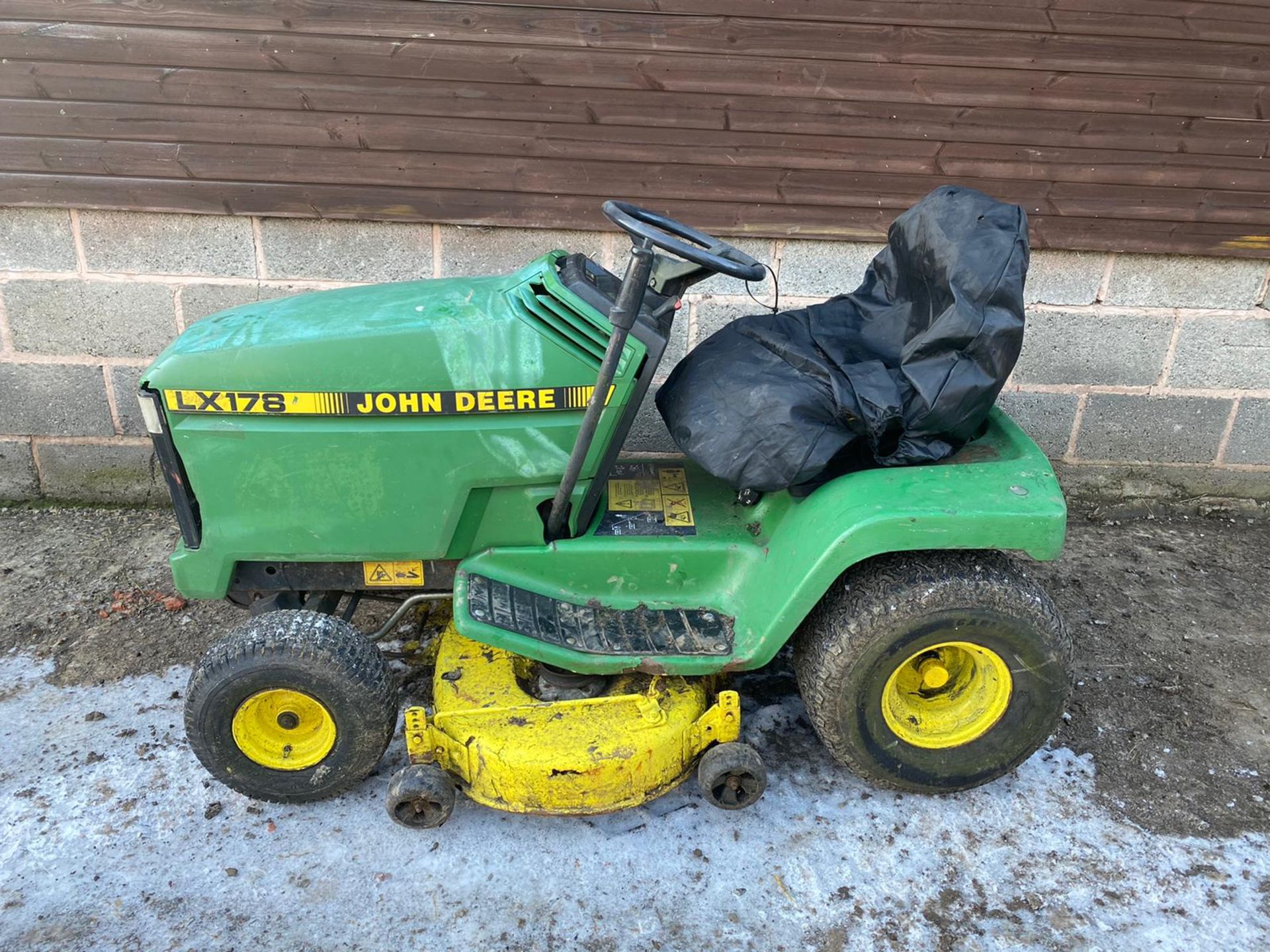 JOHN DEERE LX178 RIDE ON MOWER, STARTS RUNS, DRIVES AND CUTS *PLUS VAT* - Image 3 of 5