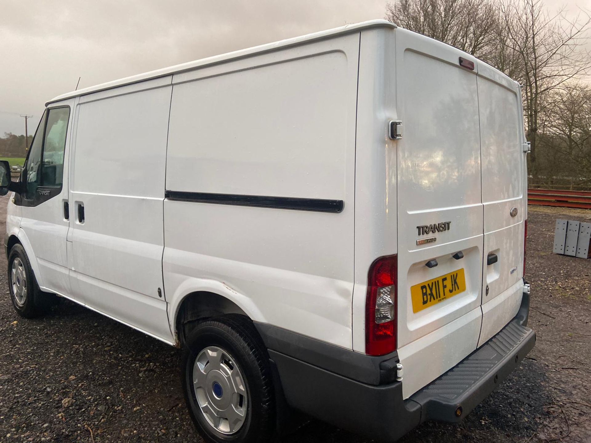 2011/11 REG FORD TRANSIT 115 T280S ECON FW 2.2 DIESEL WHITE PANEL VAN, SHOWING 0 FORMER KEEPERS - Image 4 of 10