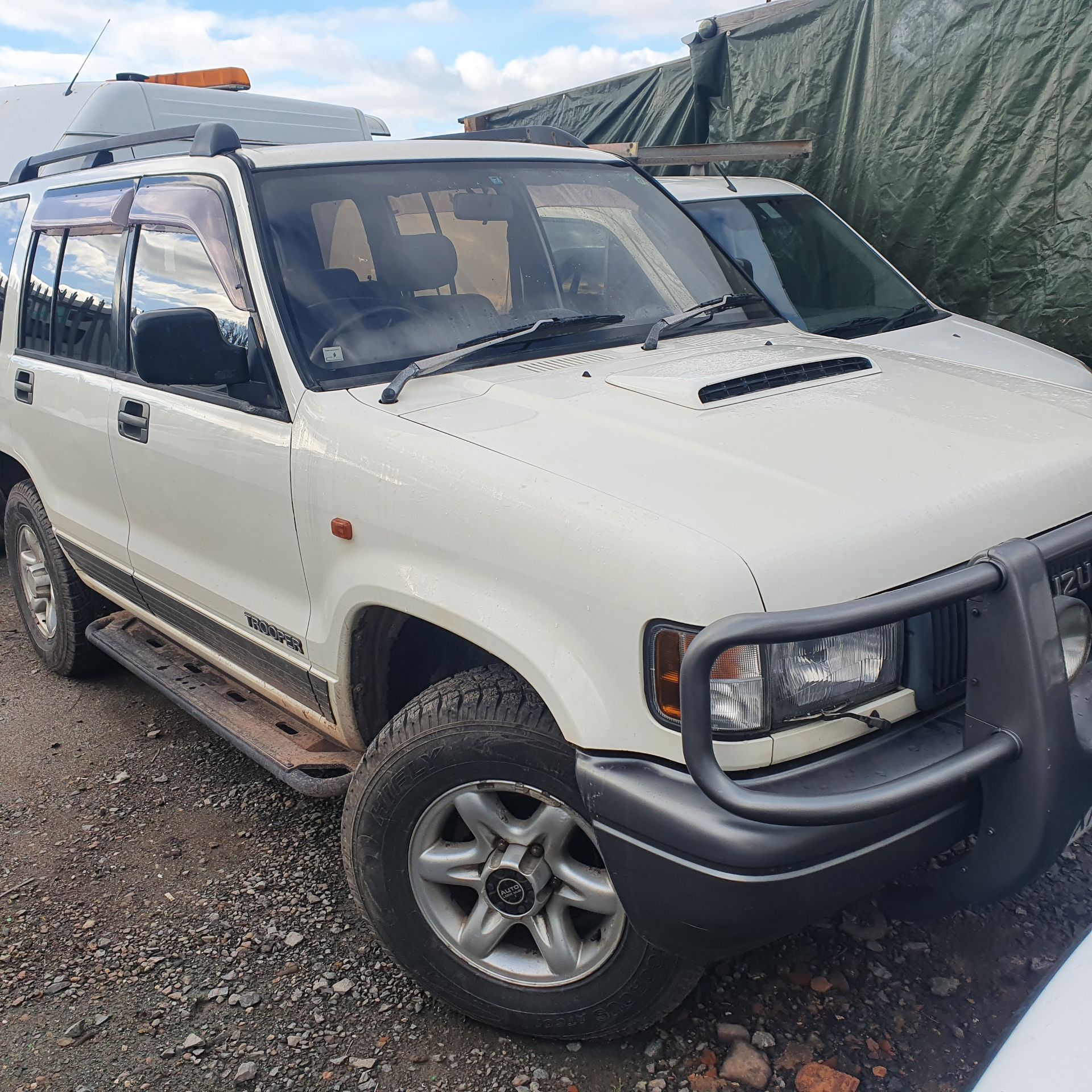 1993/K REG CLASSIC ISUZU BIGHORN LWB DIESEL AUTO WHITE 3.1 L TOW BAR IN LOVELY CONDITION.