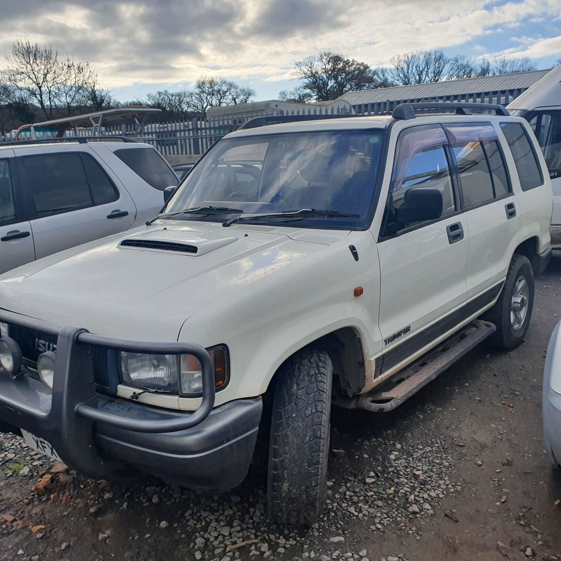 1993/K REG CLASSIC ISUZU BIGHORN LWB DIESEL AUTO WHITE 3.1 L TOW BAR IN LOVELY CONDITION. - Image 3 of 7