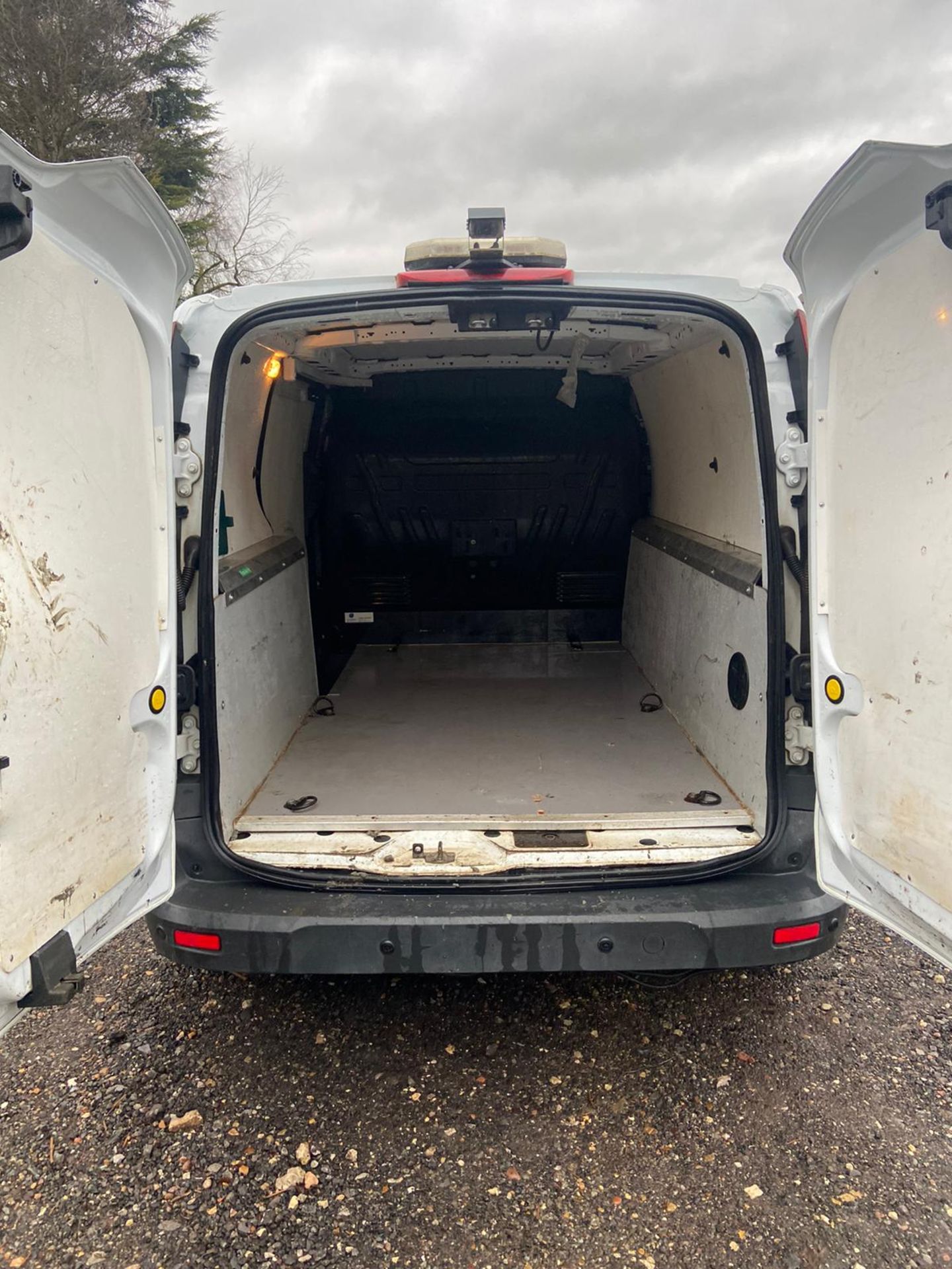 2015/64 REG FORD TRANSIT CONNECT 240 1.6 DIESEL WHITE PANEL VAN, SHOWING 0 FORMER KEEPERS *PLUS VAT* - Image 9 of 10