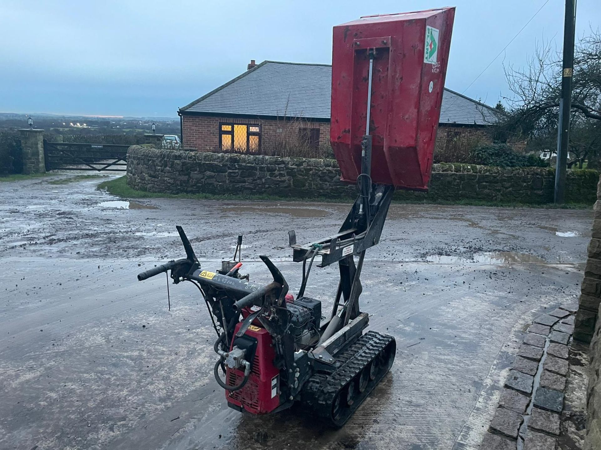 TASKMAN WALK BEHIND TRACKED BARROW, RUNS, DRIVES AND DUMPS, CLEAN MACHINE *PLUS VAT* - Image 5 of 6