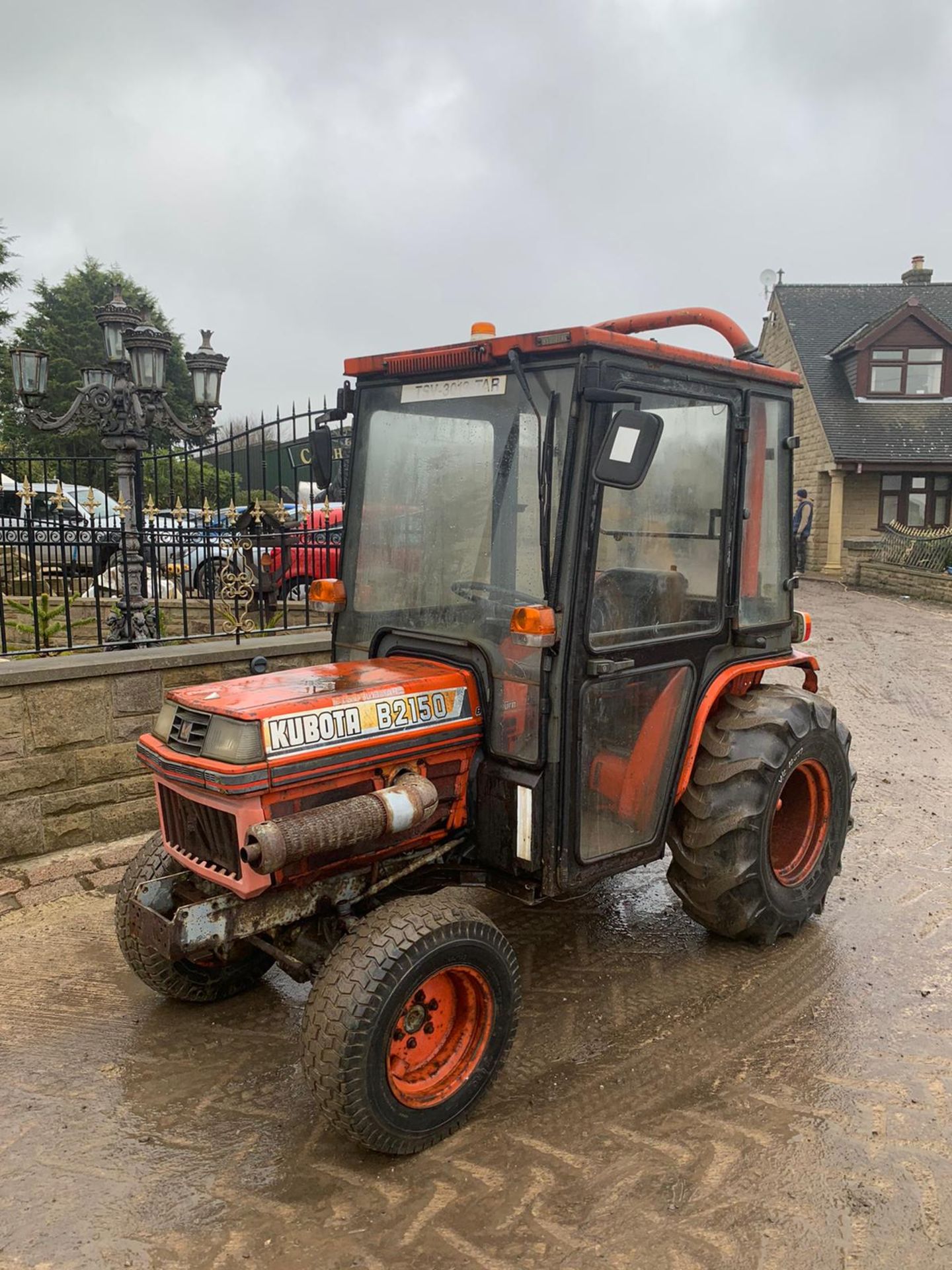 KUBOTA B2150 COMPACT TRACTOR, RUNS AND DRIVES, FULLY GLASS CAB, 2355 HOURS *PLUS VAT* - Image 3 of 5