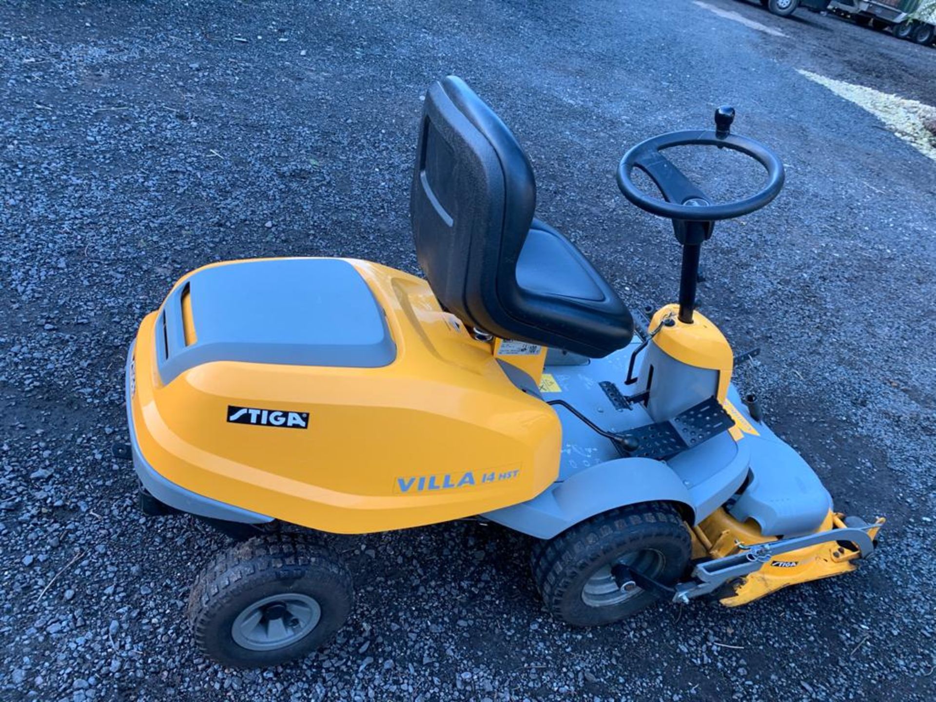 STIGA VILLA 14 HST FRONT DECK MULCHING MOWER, 14HP BRIGGS AND STRATTON ENGINE *NO VAT*