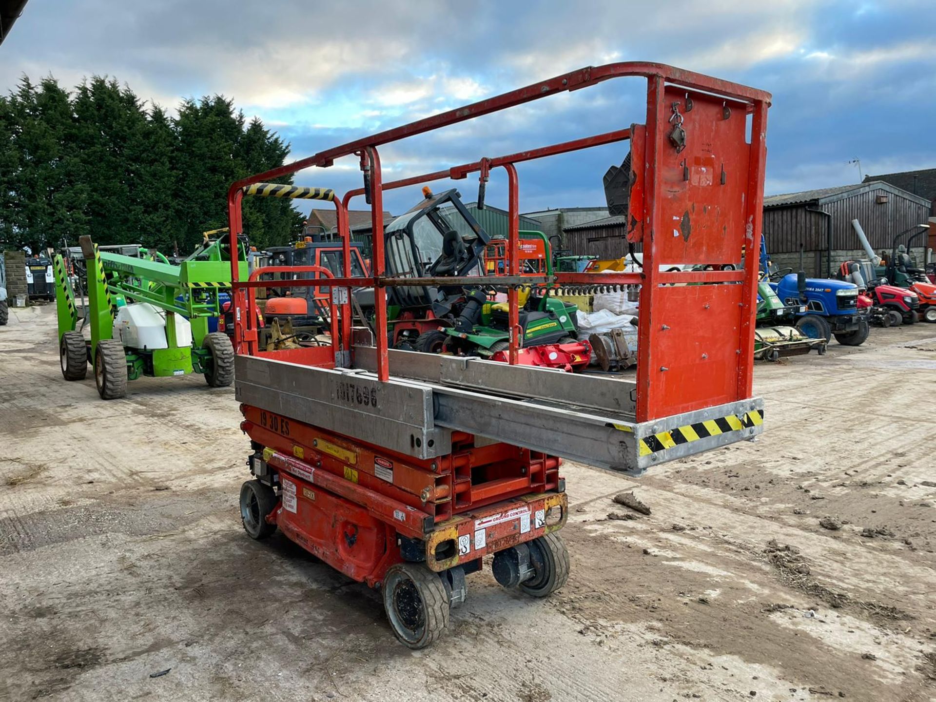 2010 JLG 1930ES ELECTRIC SCISSOR LIFT, DRIVES AND LIFTS, EX HIRE COMPANY - COATES HIRE *PLUS VAT* - Image 5 of 8