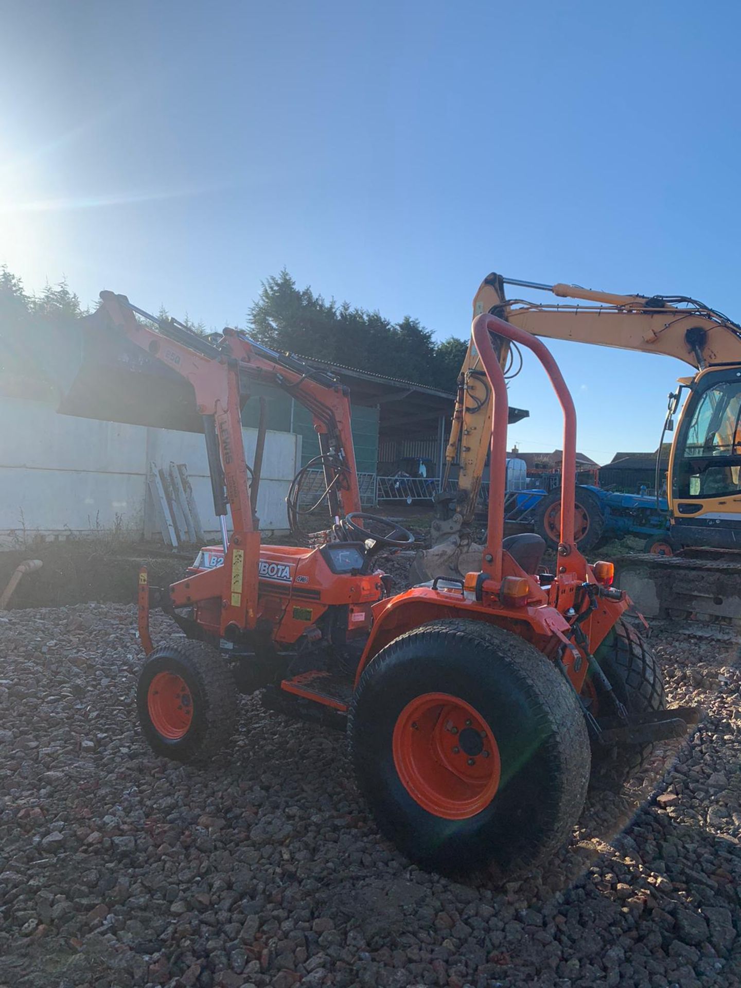 KUBOTA B2150 COMPACT TRACTOR, C/W LOADER AND BUCKET, RUNS, DRIVES AND DIGS, LOW 2910 HOURS *PLUS VAT - Image 2 of 5