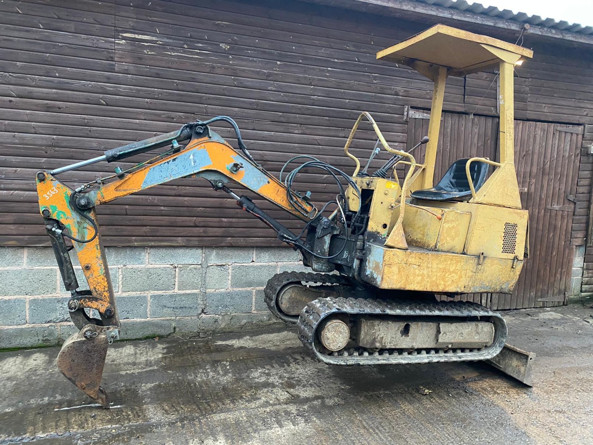 HANIX MINI DIGGER, STARTS FIRST TIME OFF THE KEY RUNS, DRIVES AND DIGS, EXCELLENT TRACKS *PLUS VAT*