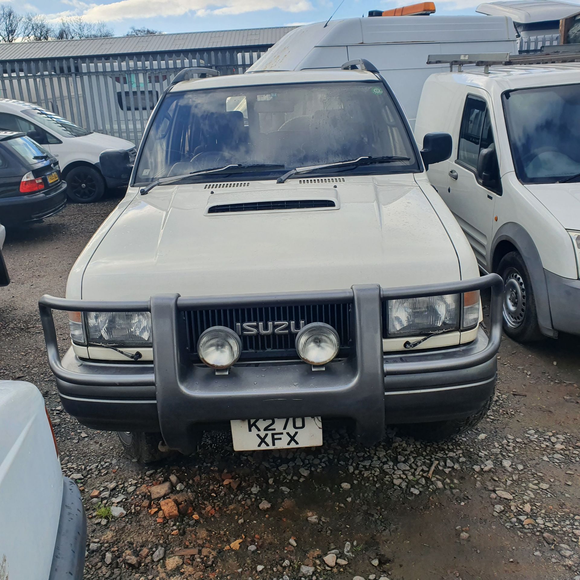 1993/K REG CLASSIC ISUZU BIGHORN LWB DIESEL AUTO WHITE 3.1 L TOW BAR IN LOVELY CONDITION. - Image 2 of 7
