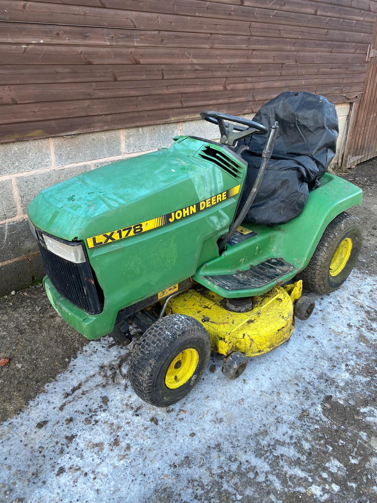 JOHN DEERE LX178 RIDE ON MOWER, STARTS RUNS, DRIVES AND CUTS *PLUS VAT* - Image 4 of 5