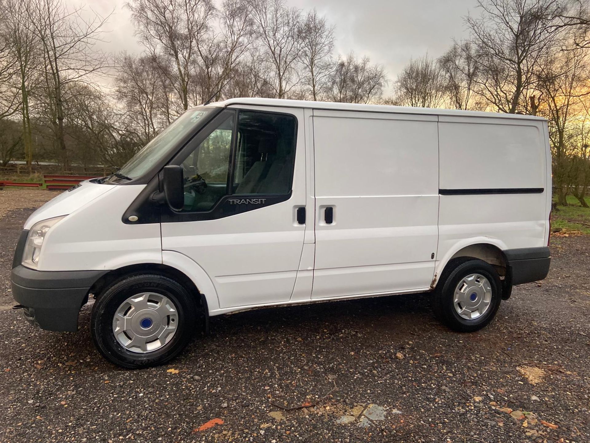 2011/11 REG FORD TRANSIT 115 T280S ECON FW 2.2 DIESEL WHITE PANEL VAN, SHOWING 0 FORMER KEEPERS - Image 3 of 10