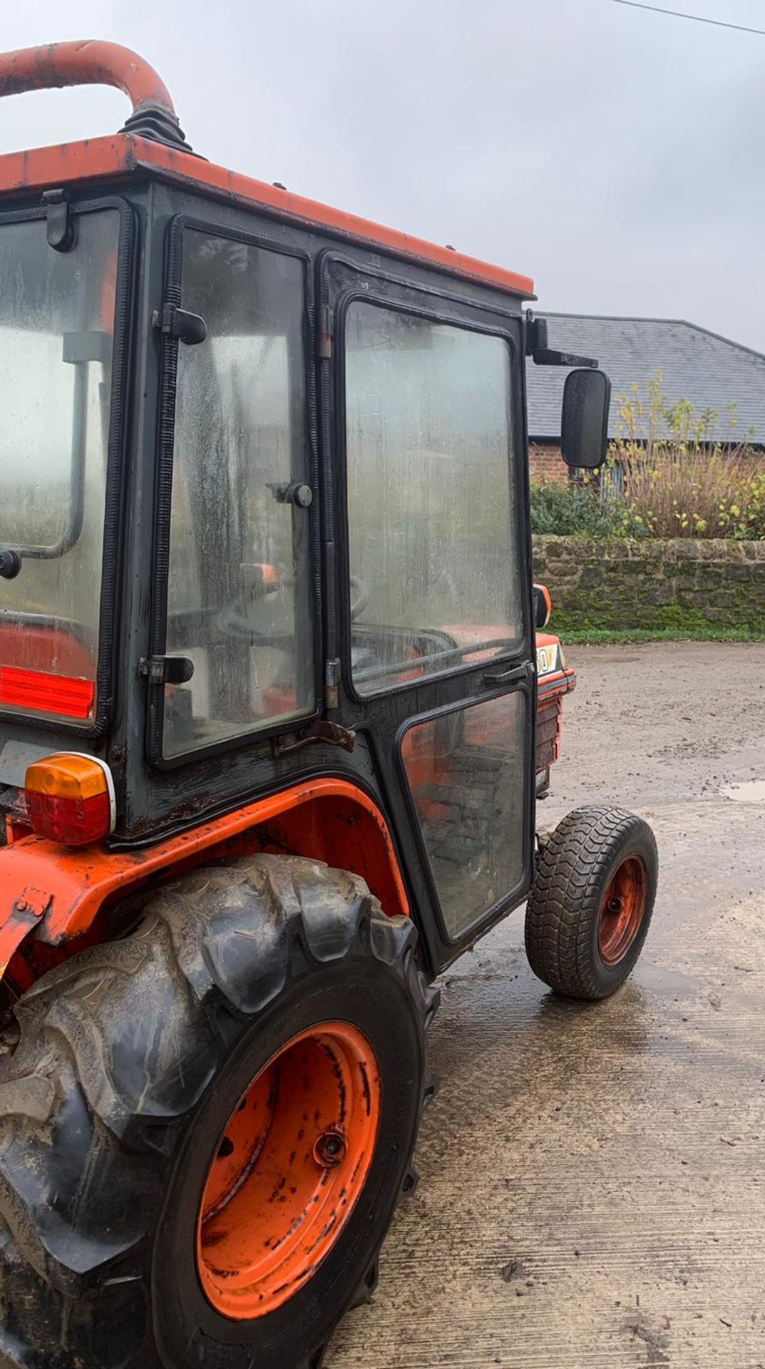 KUBOTA B2150 COMPACT TRACTOR, RUNS AND DRIVES, FULLY GLASS CAB, 2355 HOURS *PLUS VAT* - Image 2 of 5