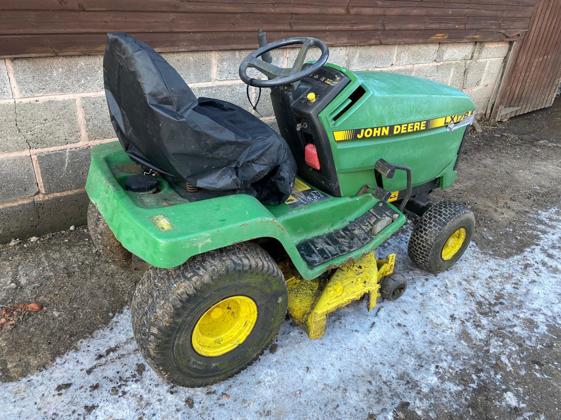 JOHN DEERE LX178 RIDE ON MOWER, STARTS RUNS, DRIVES AND CUTS *PLUS VAT* - Image 2 of 5