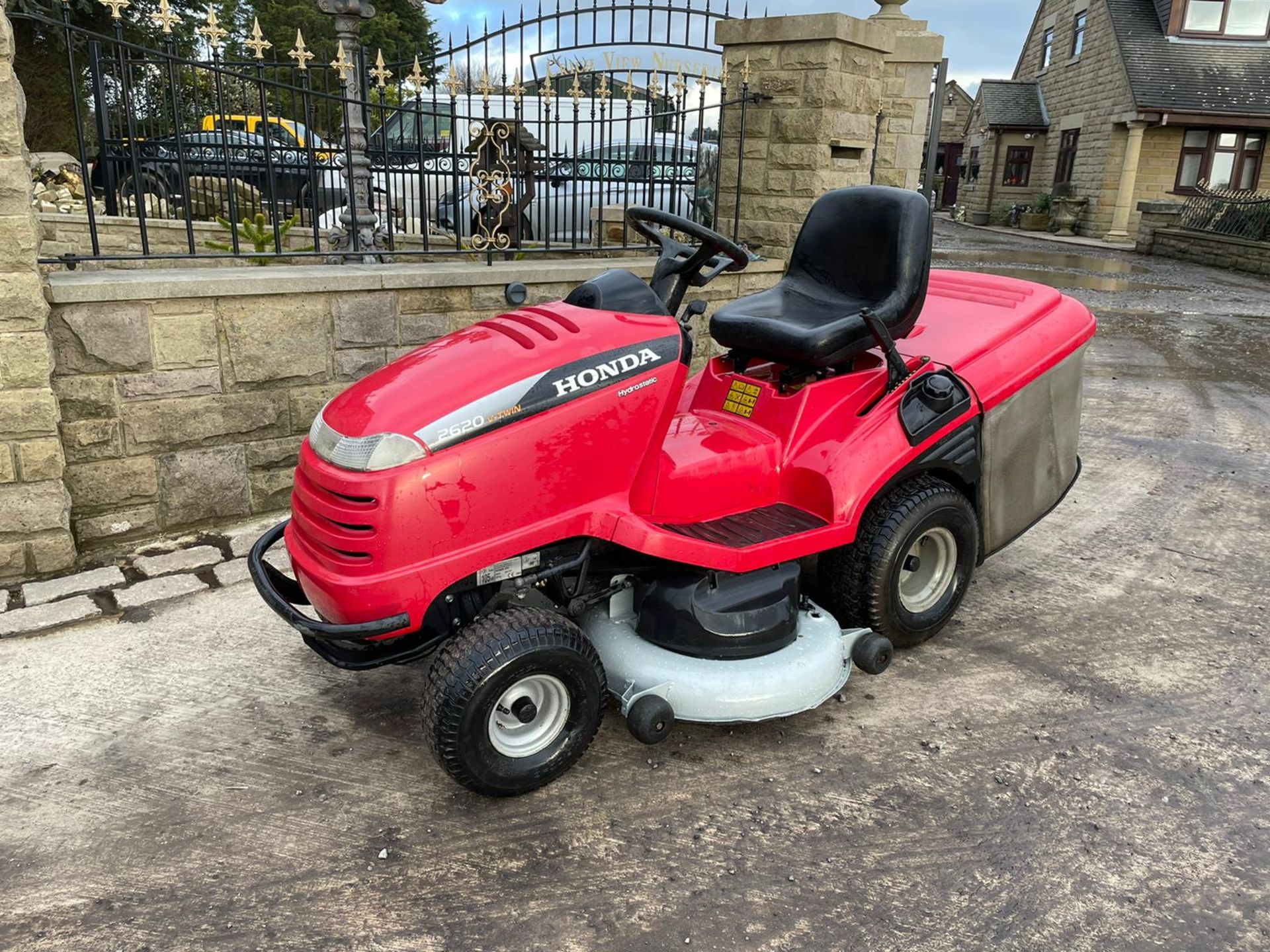 JA HONDA 2620 V TWIN RIDE ON MOWER, RUNS, DRIVES AND CUTS, CLEAN