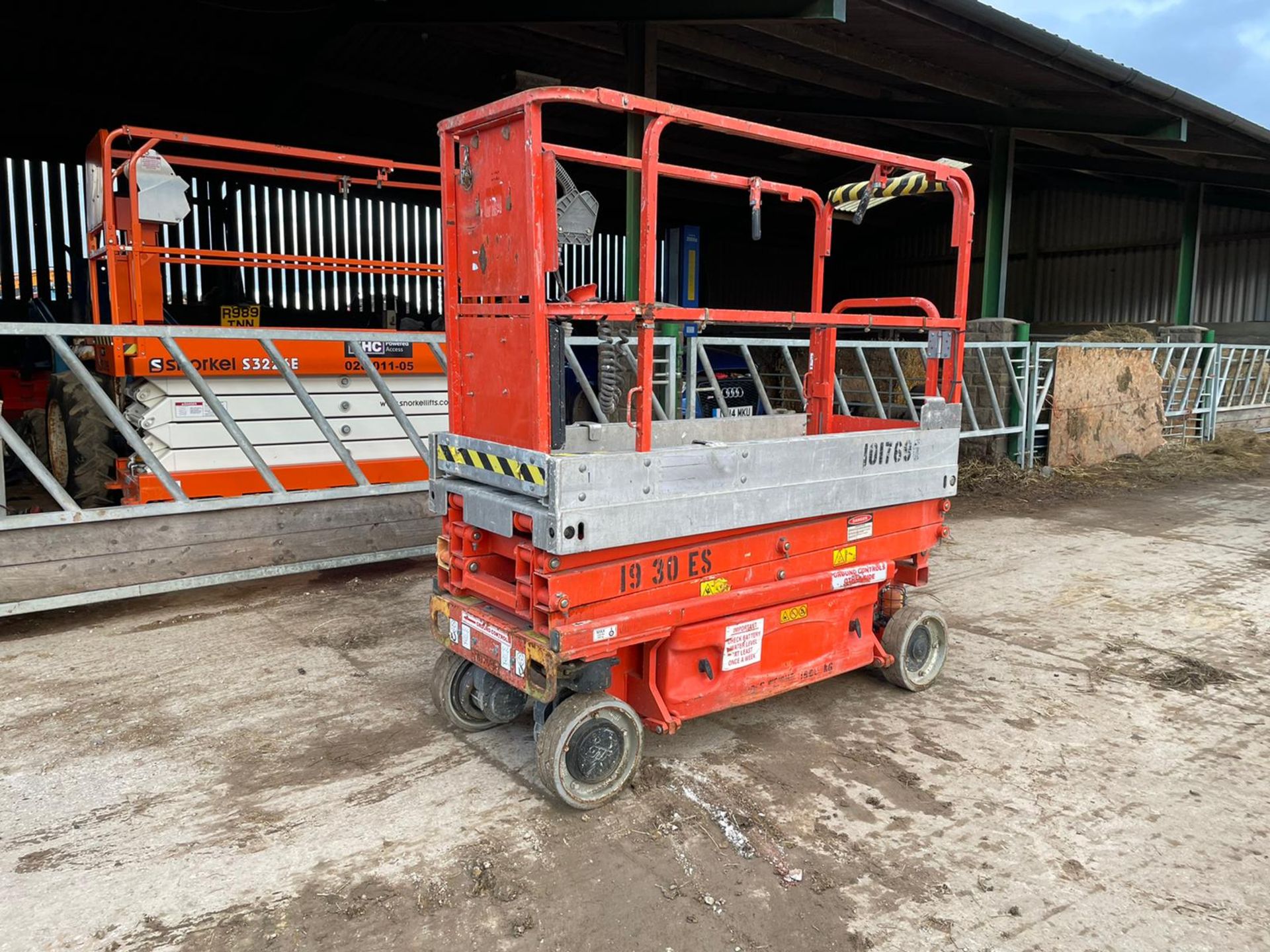 2010 JLG 1930ES ELECTRIC SCISSOR LIFT, DRIVES AND LIFTS, EX HIRE COMPANY - COATES HIRE *PLUS VAT* - Image 4 of 8