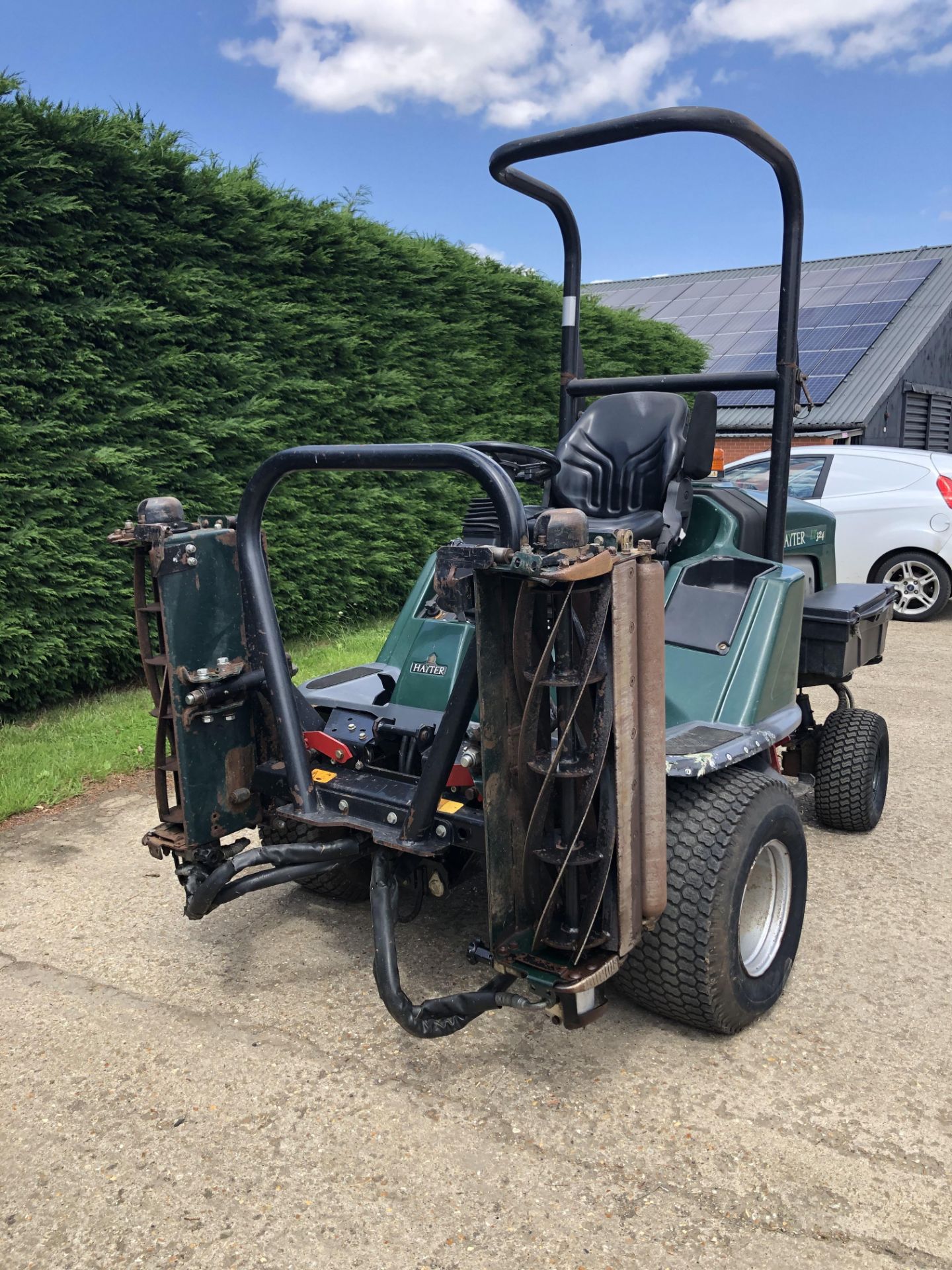 HAYTER LT324 RIDE ON LAWN MOWER, STARTS FIRST TIME, FULL WORKING ORDER, YEAR 2006 *PLUS VAT* - Image 2 of 8