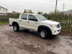 2011/11 REG TOYOTA HILUX HL2 D-4D 4X4 DCB 2.5 DIESEL LIGHT 4X4 UTILITY, SHOWING 1 FORMER KEEPER